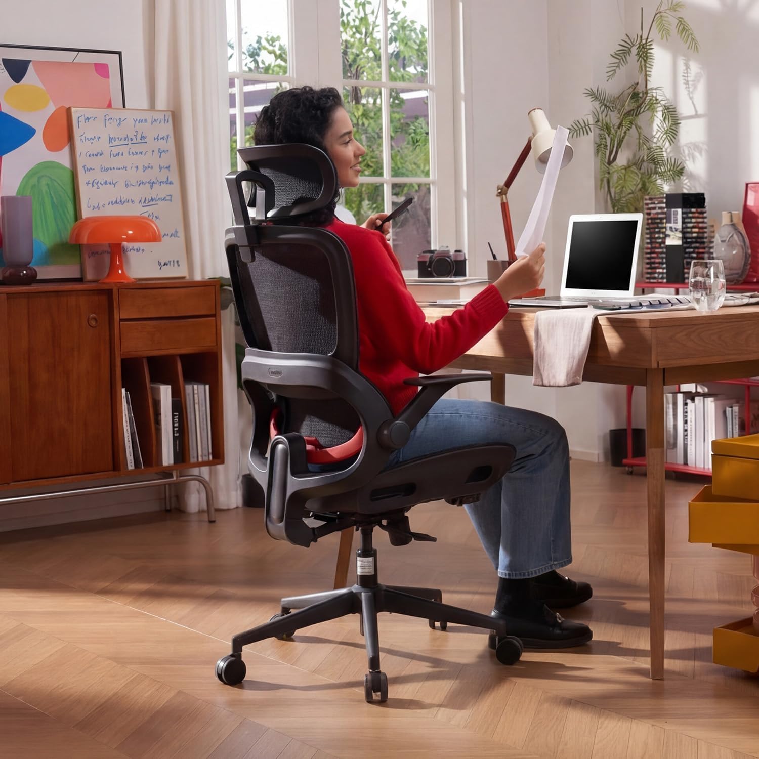 Detalle 2 de SIHOO B100 Ergonomischer Bürostuhl – dynamische Lendenstütze, breite Kopfstütze und klappbare Armlehnen