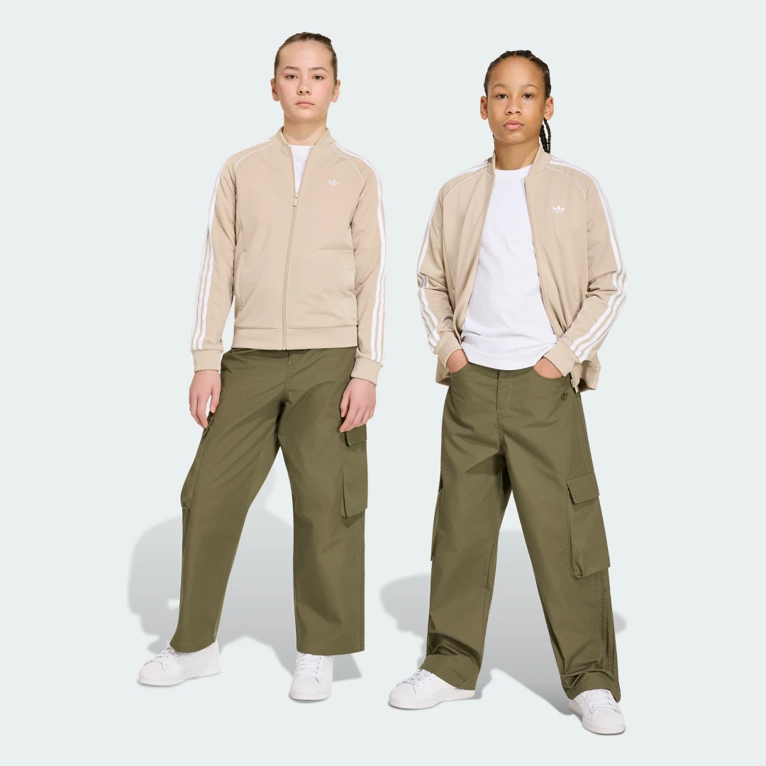 Detalle de PANTALÓN CARGO OVERSIZED RIPSTOP de Adidas – color Verde