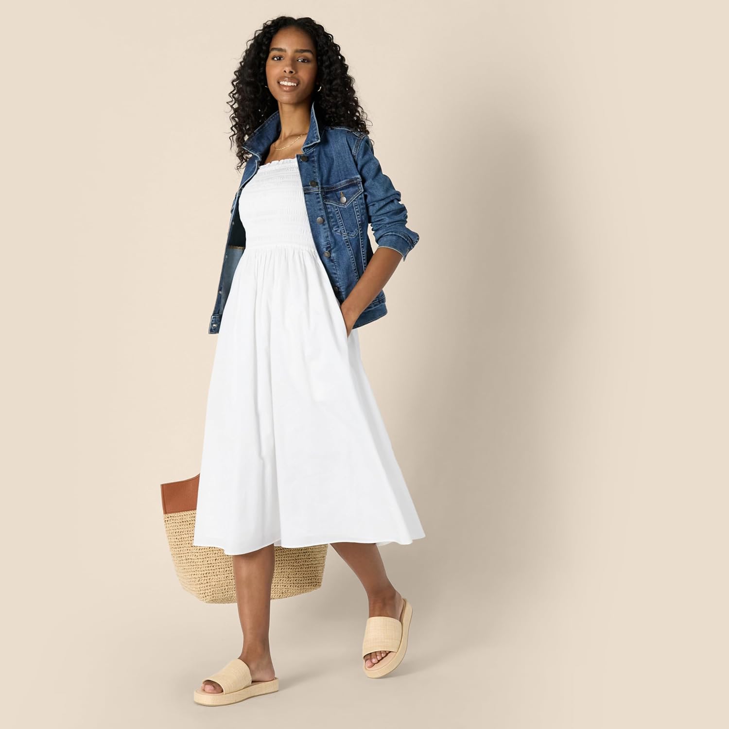 Thumbnail 4 de Amazon Essentials Women’s Regular-Fit Cotton Sateen Smocked Bodice Midi Dress
