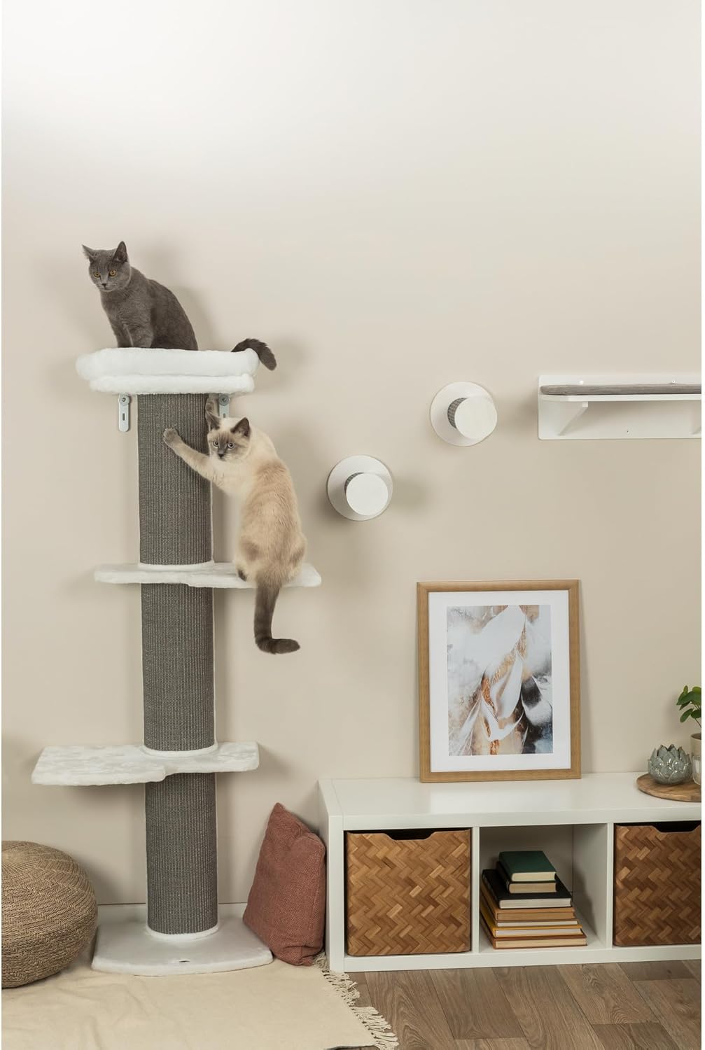 Detalle de TRIXIE Kratzbaum Acadia 160 cm weiß/grau – stabiler Katzenbaum mit Wandbefestigung und gemütlichen Liegeflächen