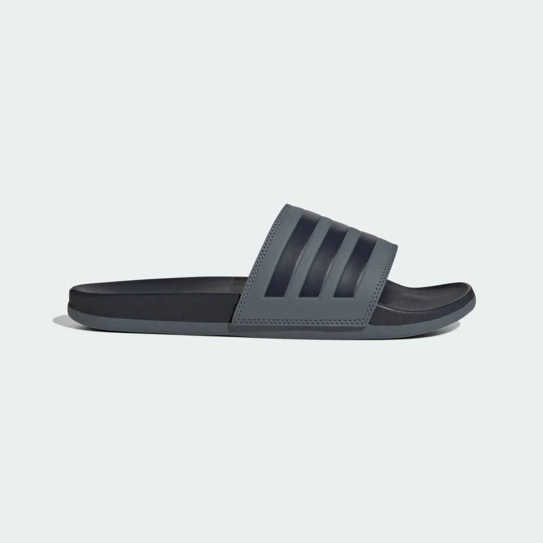 Detalle de Adilette Comfort de Adidas: chancla versátil en Negro para el día a día