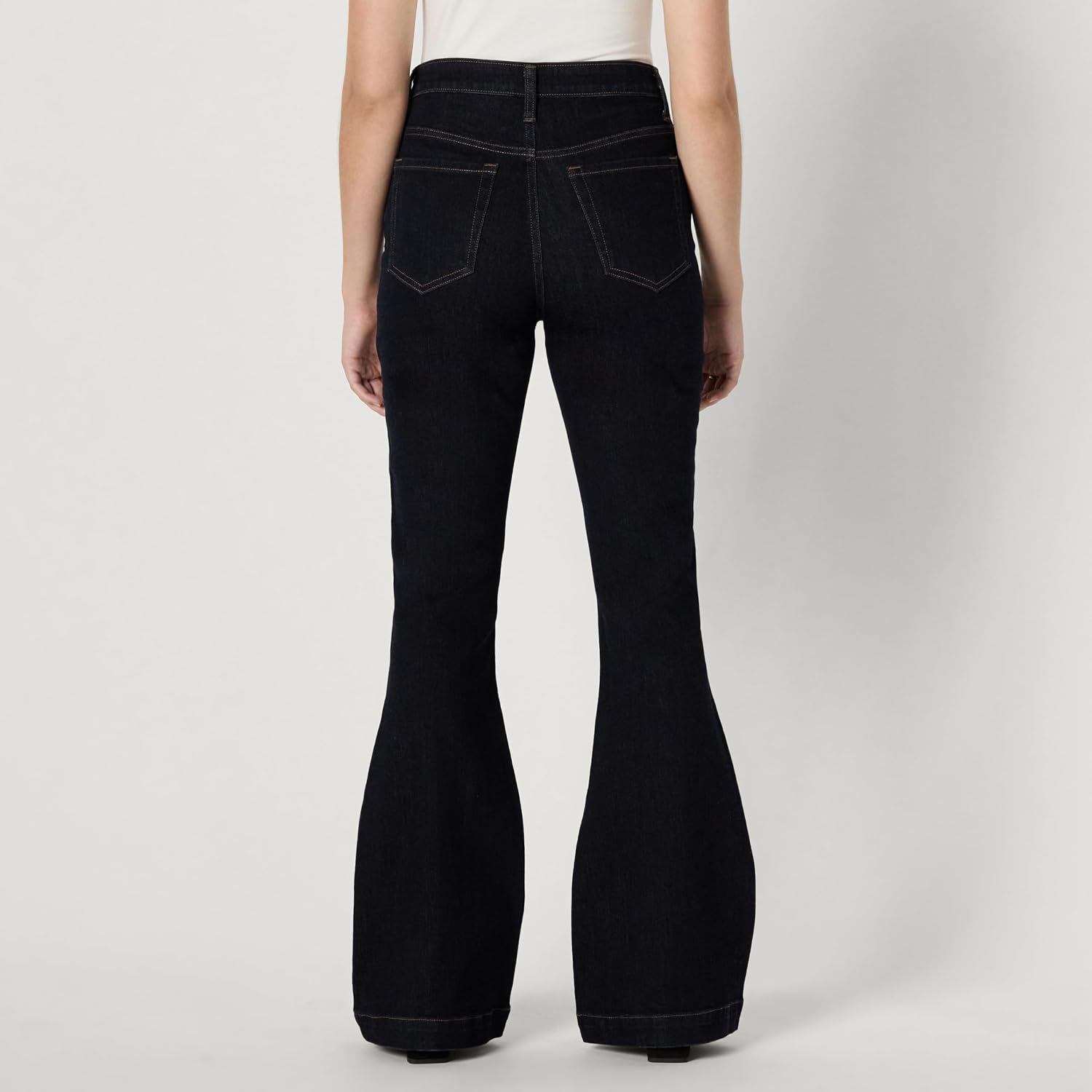 Thumbnail 1 de Amazon Essentials Women's High-Stretch Flattering High-Rise Flared Jeans