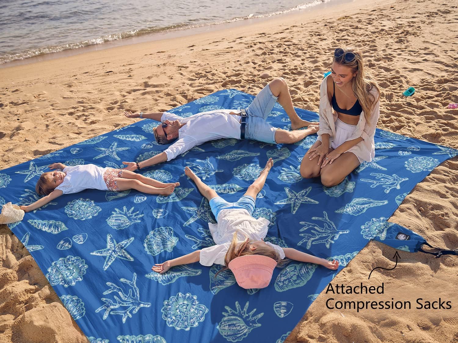 Detalle de WEKAPO Beach Blanket: Oversized, Sandproof & Waterproof 8 x 7 ft with 5 Stakes and 4 Corner Pockets