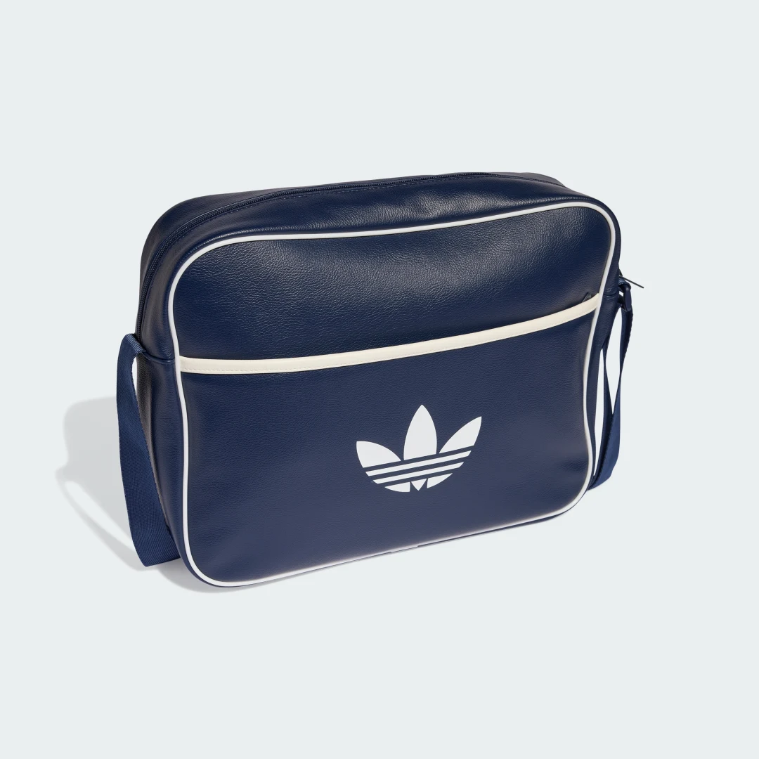 Detalle de Bolso Airliner de Adidas: práctico, ligero y versátil para el día a día