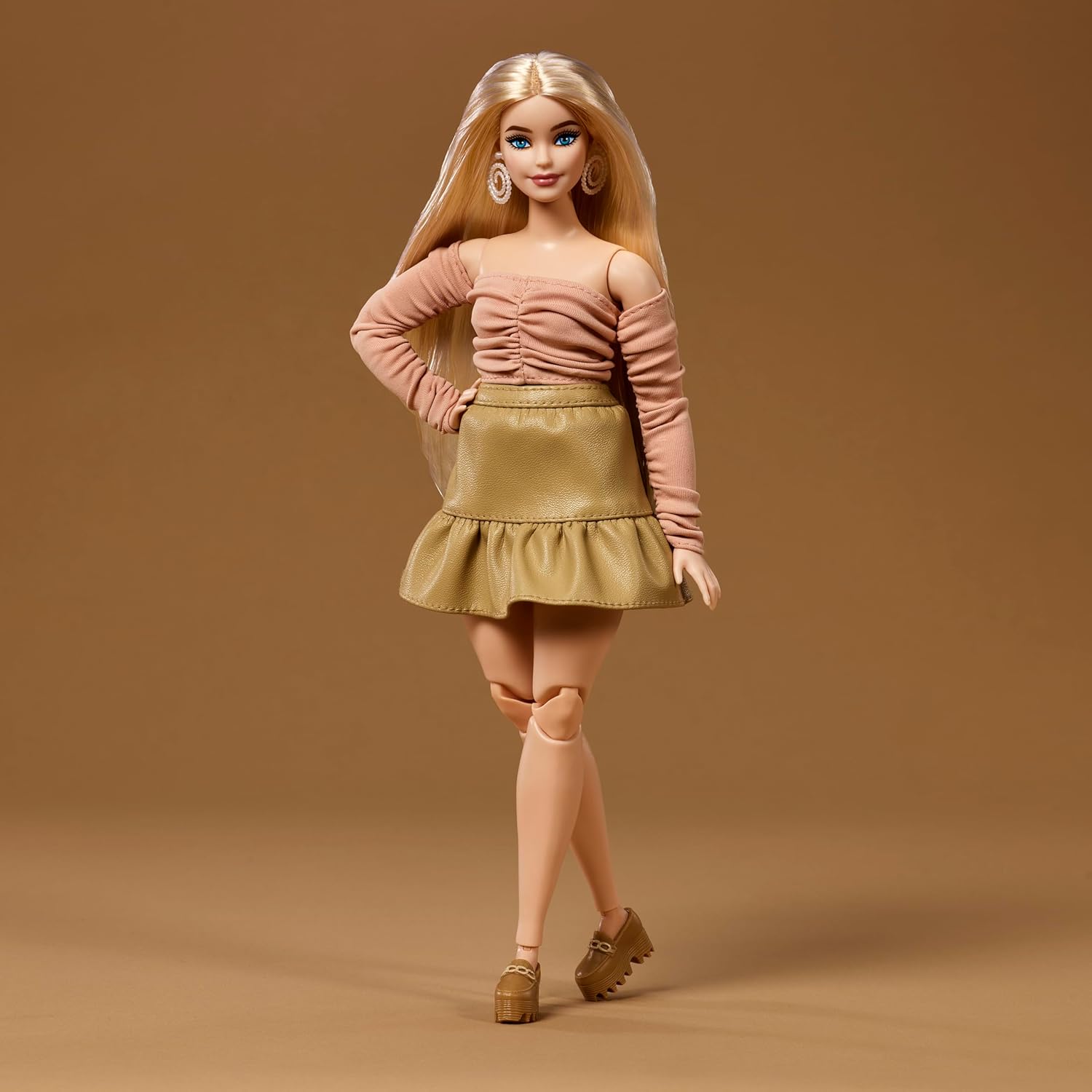 Thumbnail 2 de Barbie Basics You Create Neutral Kit 003 with Customisable Fashion Doll & Universal-fit Clothing