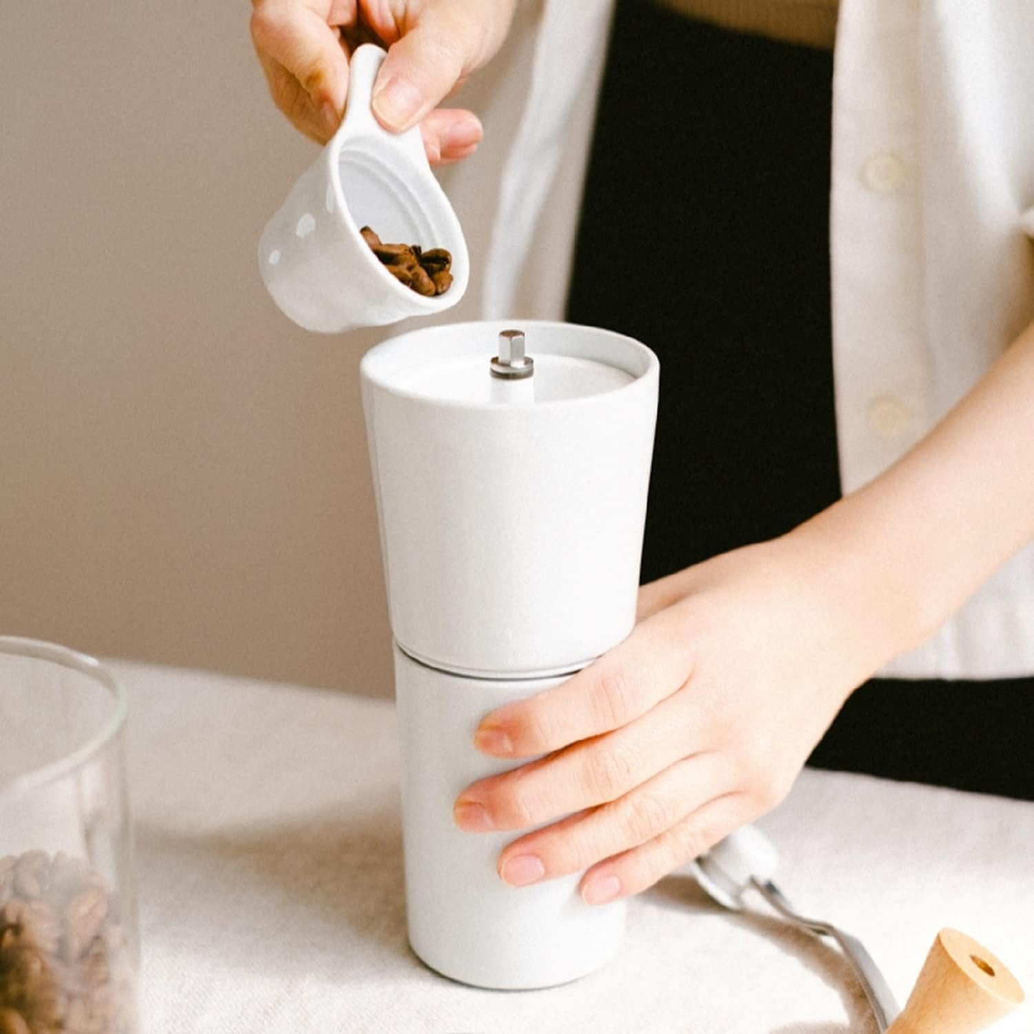 Detalle de HARIO S-CCG-2-W 手挽きコーヒーミル 有田焼の磁器製カバー・粉受け、セラミック臼