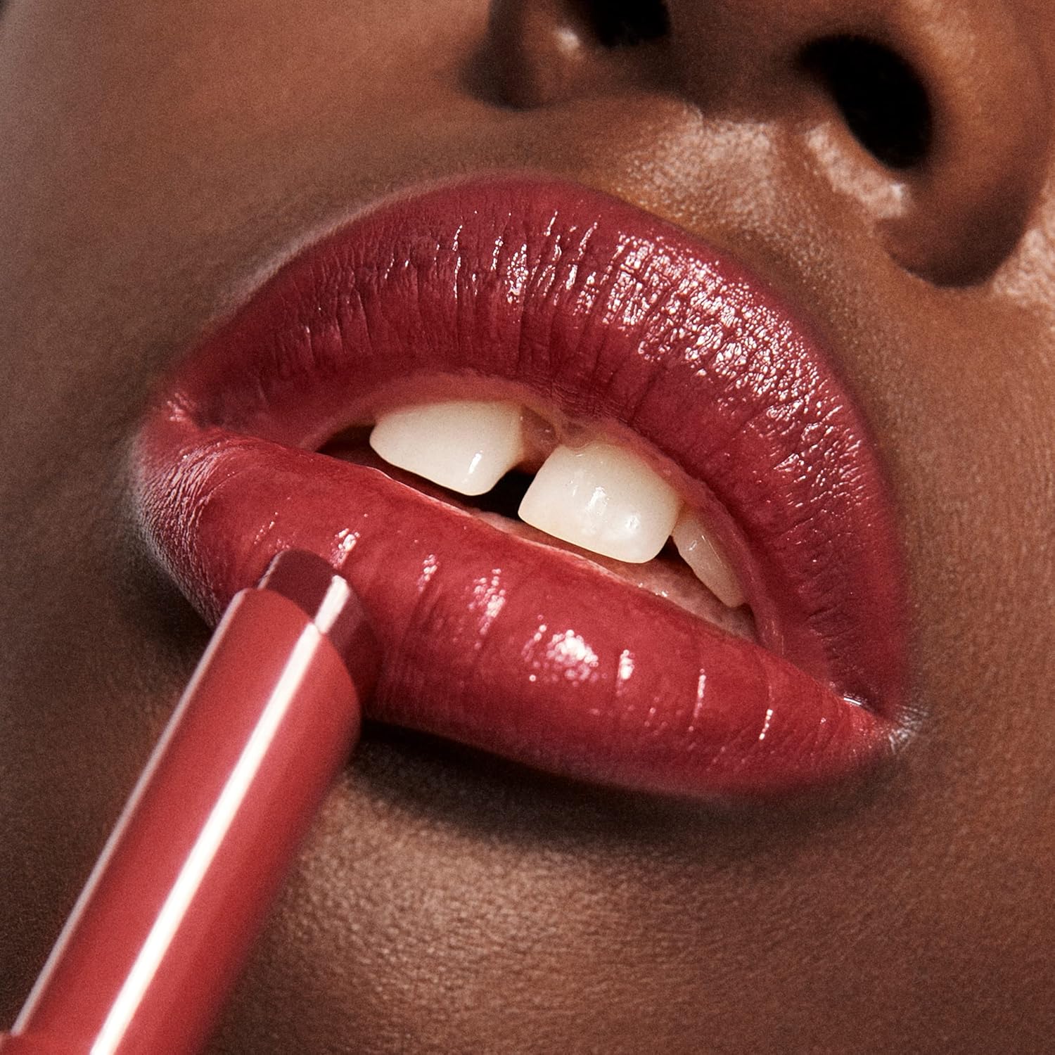 Thumbnail 2 de 3INA Makeup The Color Lip Glow 279 Rosso Marrone: rossetto lucido nutriente in formato matita