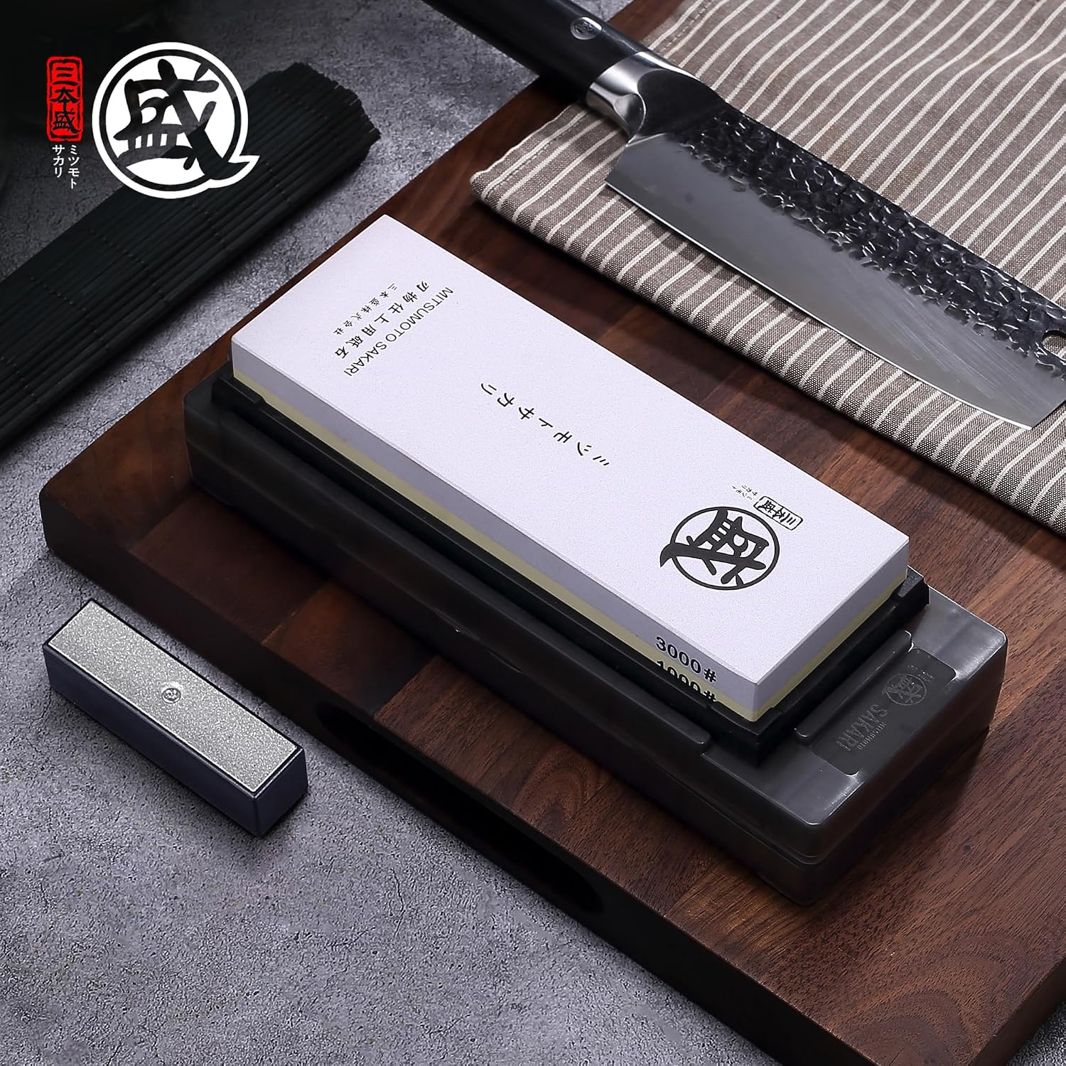 Detalle 2 de MITSUMOTO SAKARI Japanese Knife Sharpener Whetstone 1000/3000 grit with TPR non-slip base