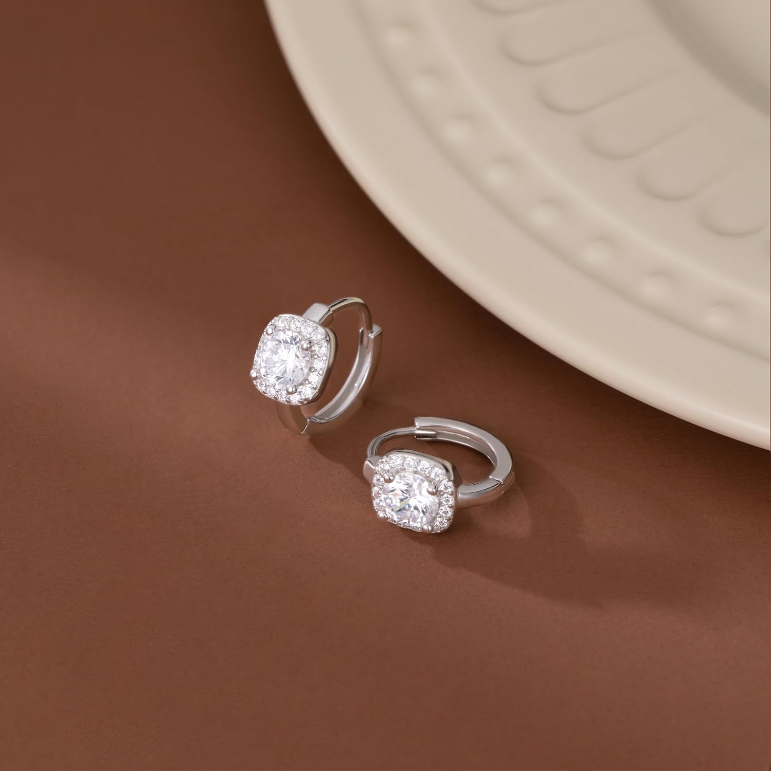 Detalle de SLUYNZ 925 Sterling Silber Halo Creolen mit simulierten Diamanten (CZ) – quadratisches Huggie-Design