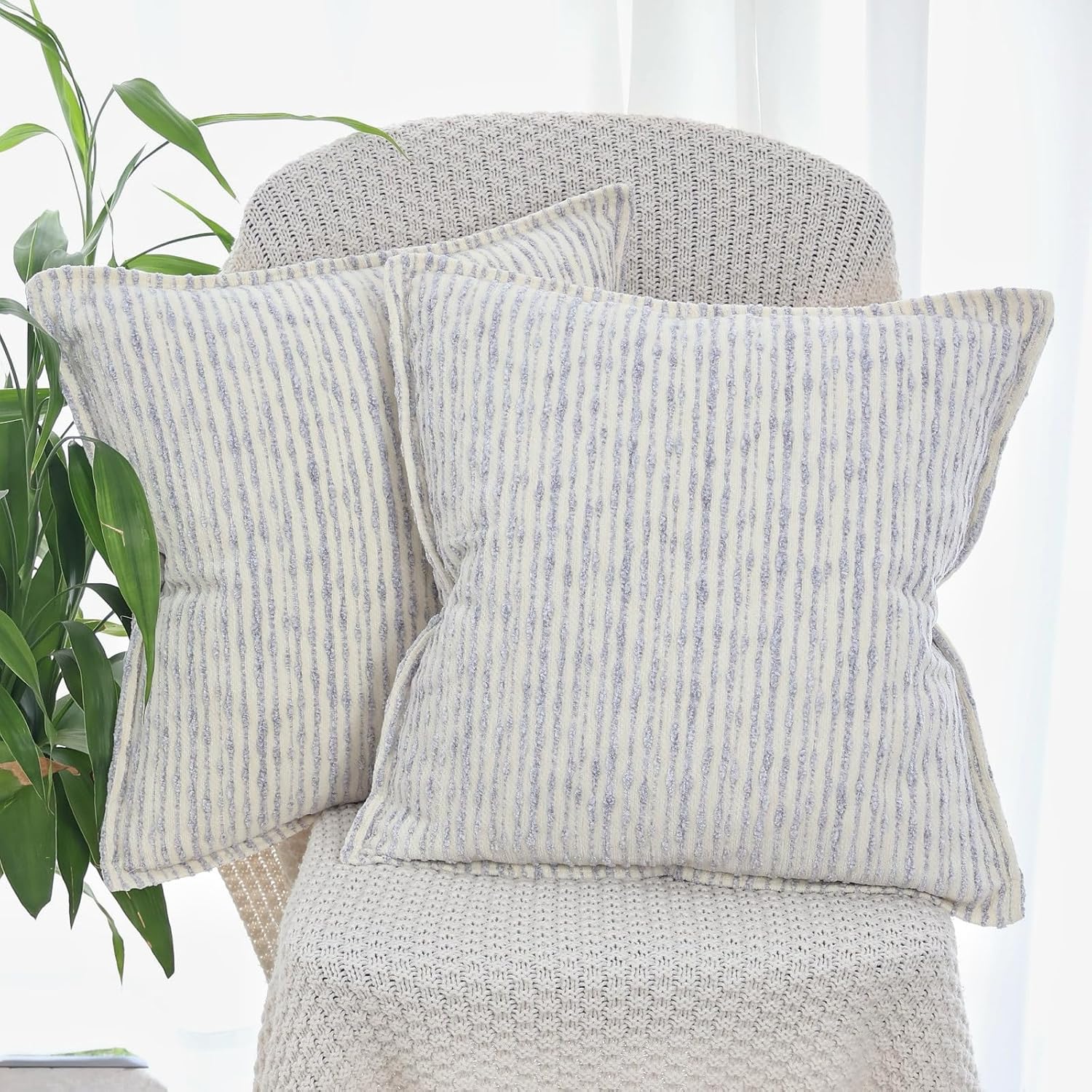 Detalle de OYIMUA Pack of 2 Chenille Cushion Covers (45 x 45) in Blue Jacquard Stripe