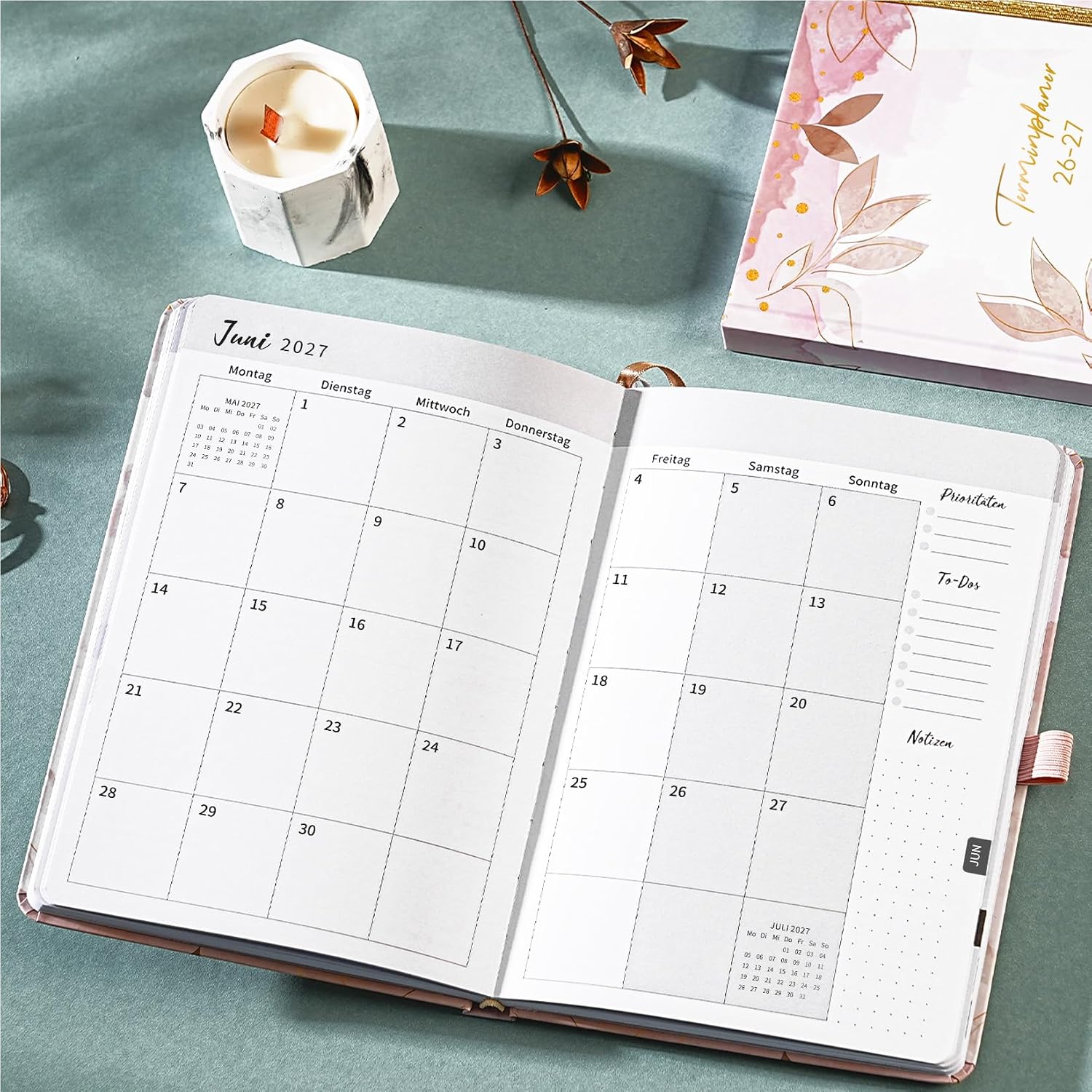Detalle 2 de Kalender 2026/2027 Terminplaner – A5 Rosa mit Innentasche und elastischem Verschluss, August 2026 bis September 2027