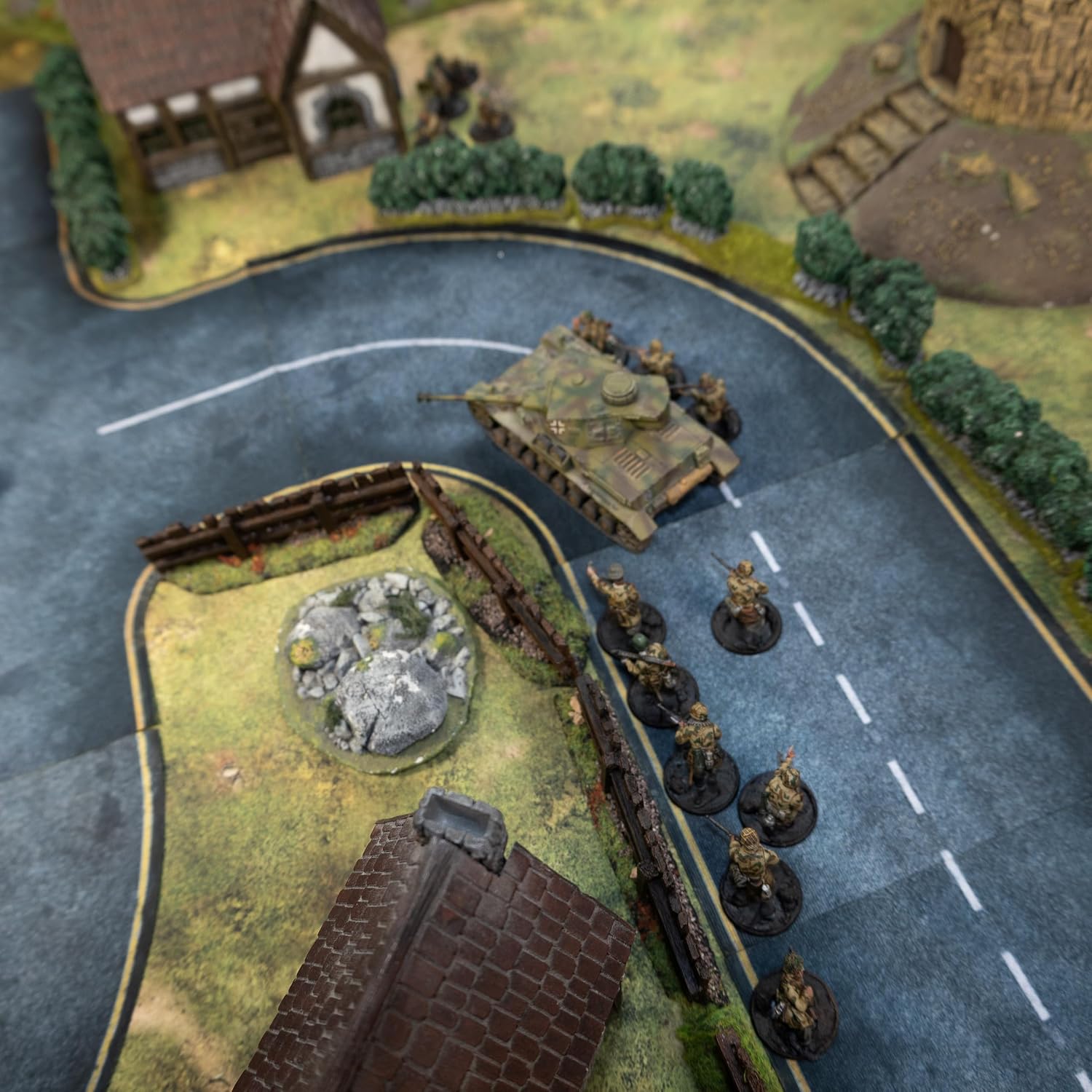 Detalle 1 de PLAYMATS Asfalt – antypoślizgowy materiałowy zestaw dróg 2D, skala 28 mm