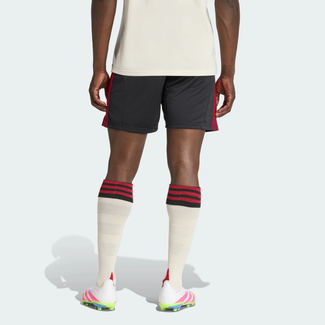 Detalle de Pantalón corto segunda equipación Liverpool FC 25/26 de Adidas