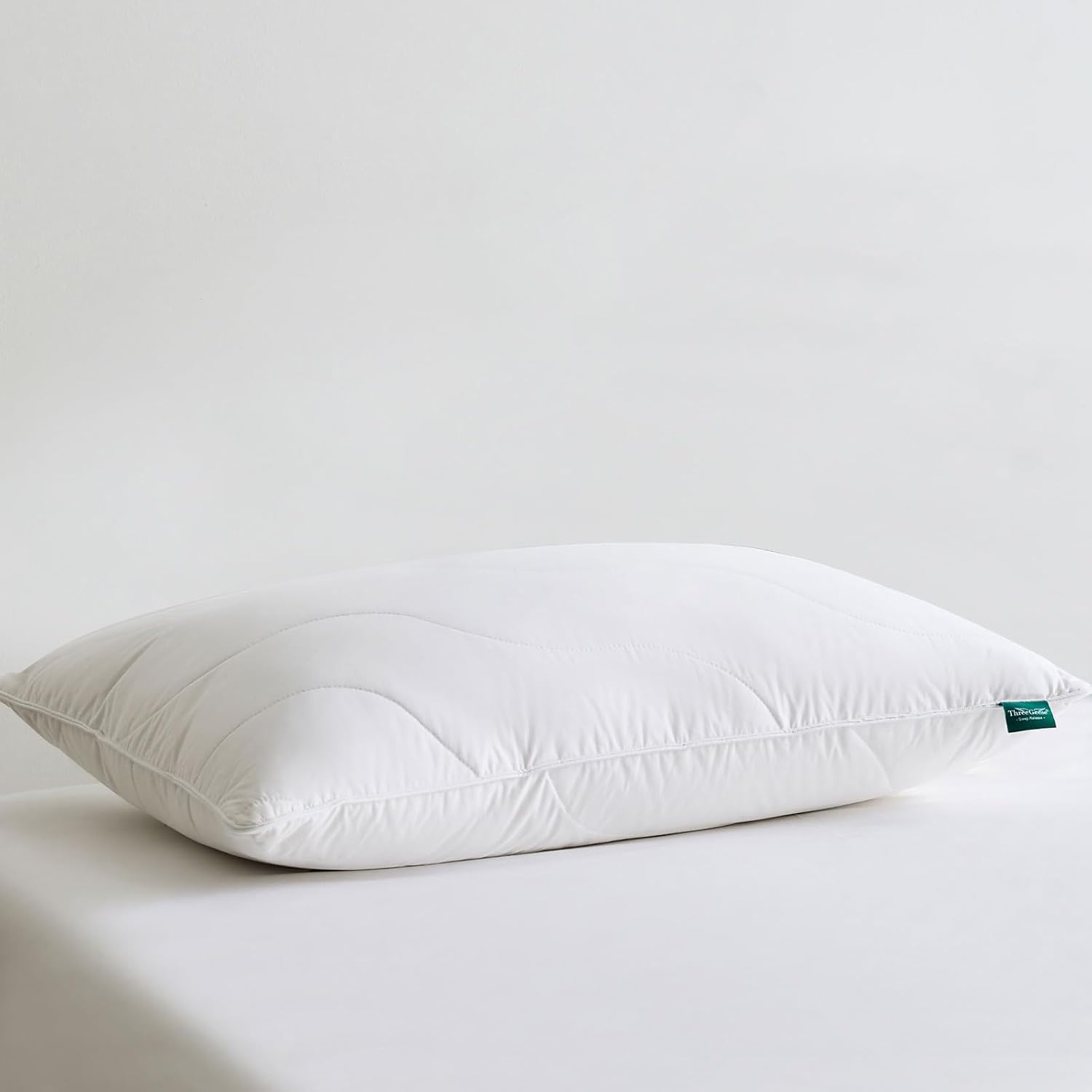 Detalle de Three Geese King Pillow, Three-Chamber Feather and Down Fill, 100% Cotton