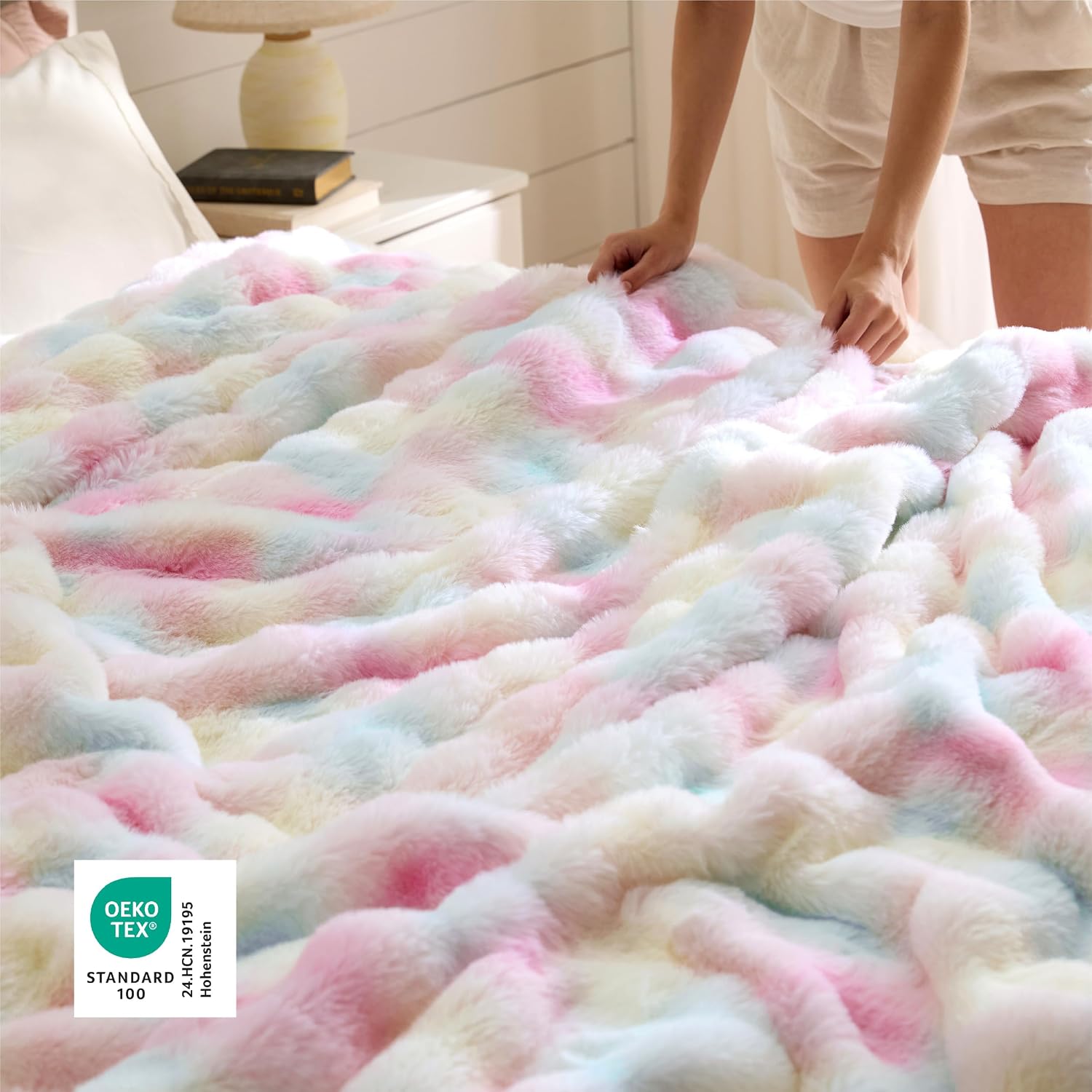 Detalle de Bedsure Faux Rabbit Fur Blanket, Queen 90" x 90", Tie-Dye Rainbow