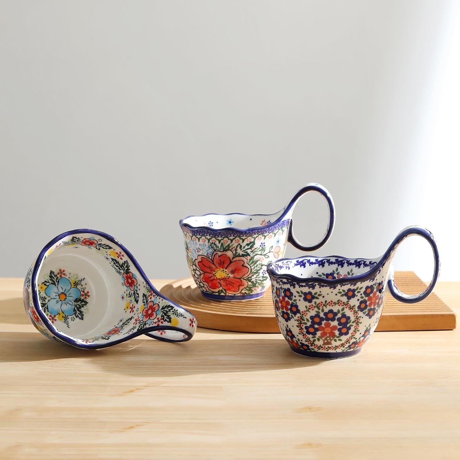Detalle de ALMA 18oz Microwavable Soup Bowl with Loop Handle (Handpainted Ceramic)