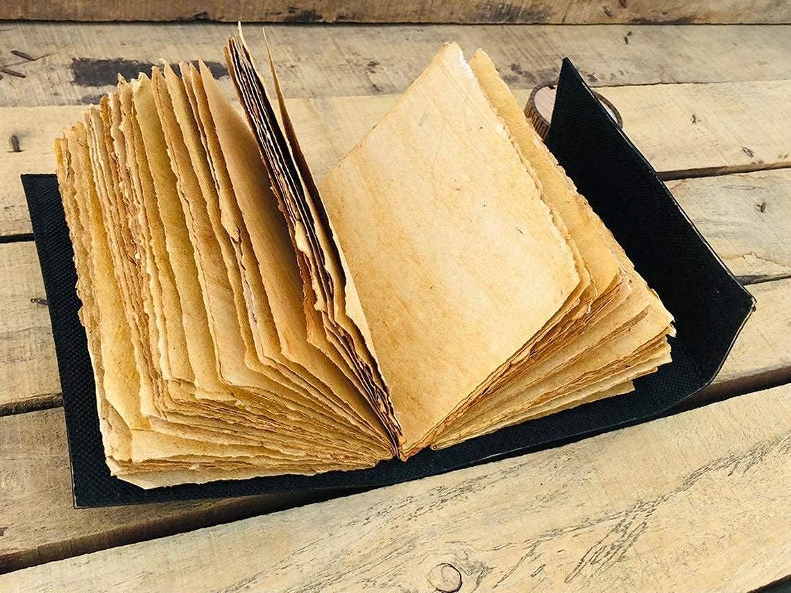 Detalle 1 de ALCRAFT vintage leren dagboek met lapis lazuli, drievoudige maan en 200 pagina's