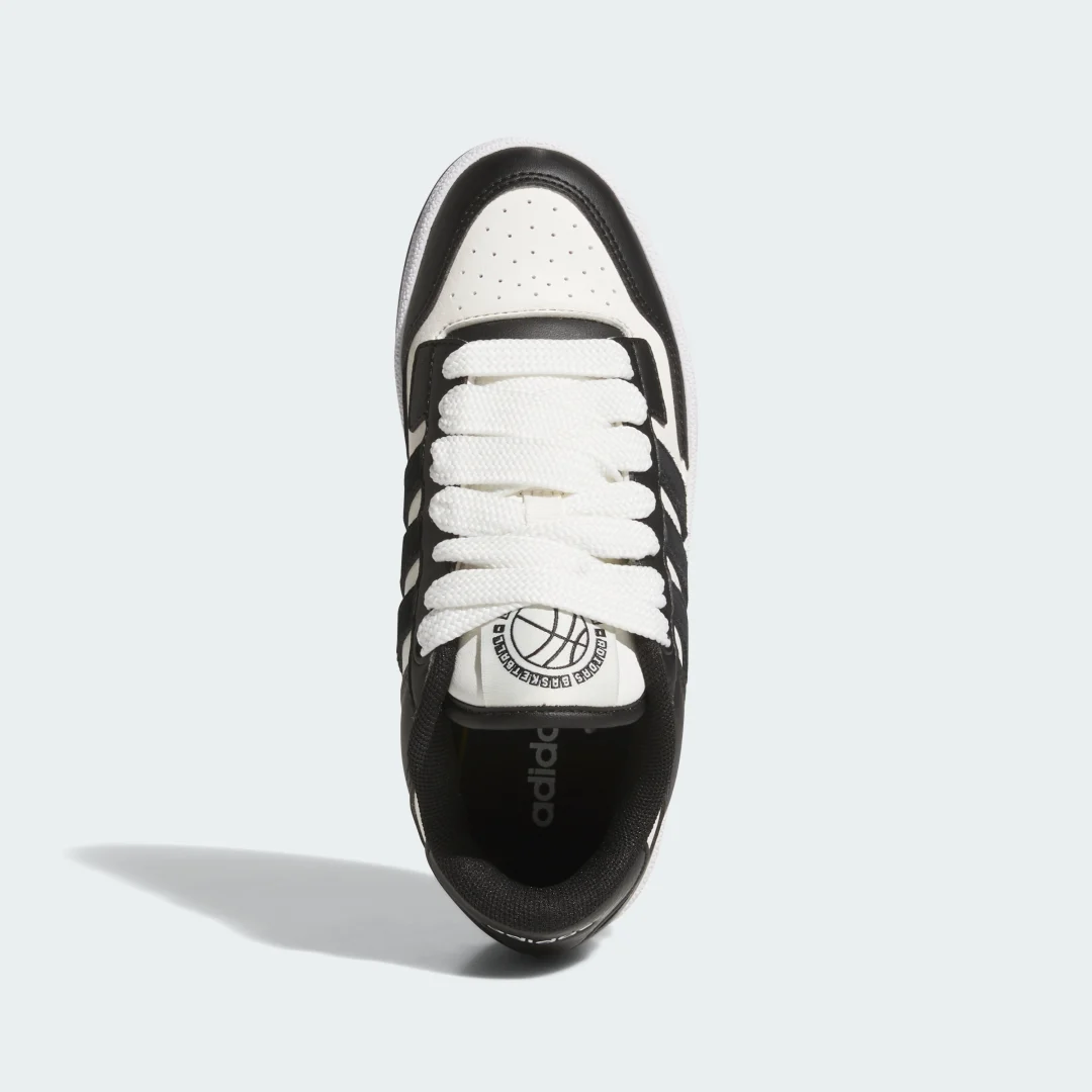 Detalle de Zapatilla Rapid Court Low de Adidas: comodidad y estilo para uso diario en negro