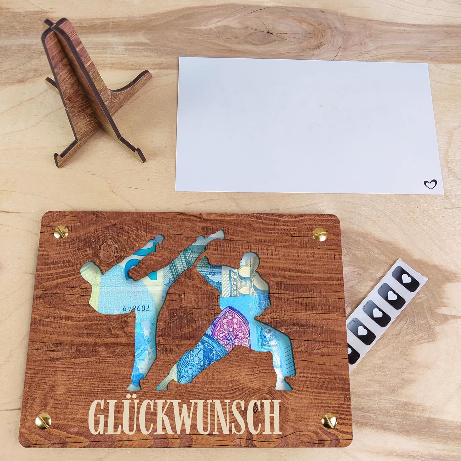 Thumbnail 5 de XL Geldgeschenk aus Holz „Kampfsport“ inkl. Ständer – 20×15 cm für MMA, Karate, Taekwondo & Co.