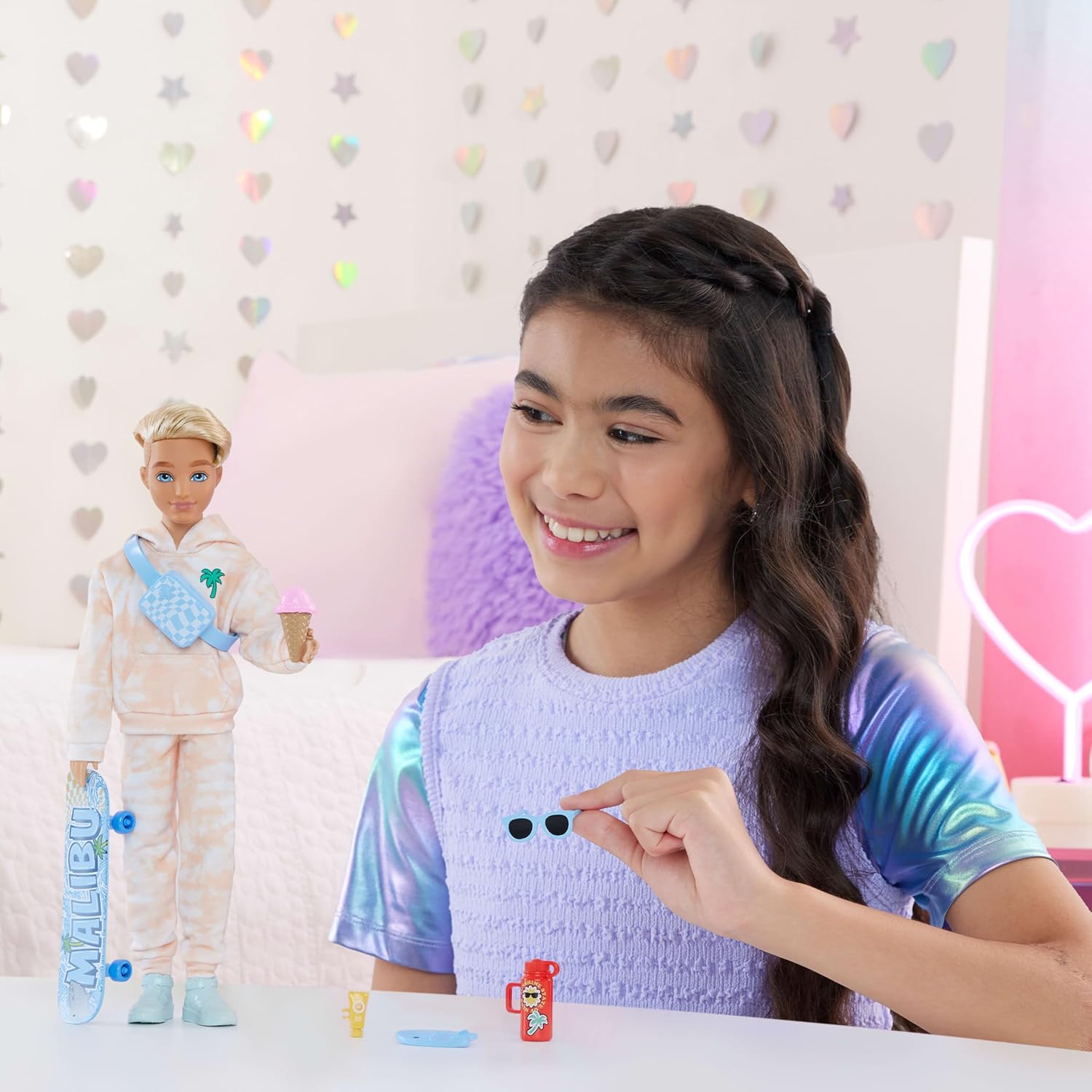 Thumbnail 1 de Barbie Dream Besties Ken Posable Fashion Doll (JDD75) with Removable Outfits & Summer/Skate Accessories