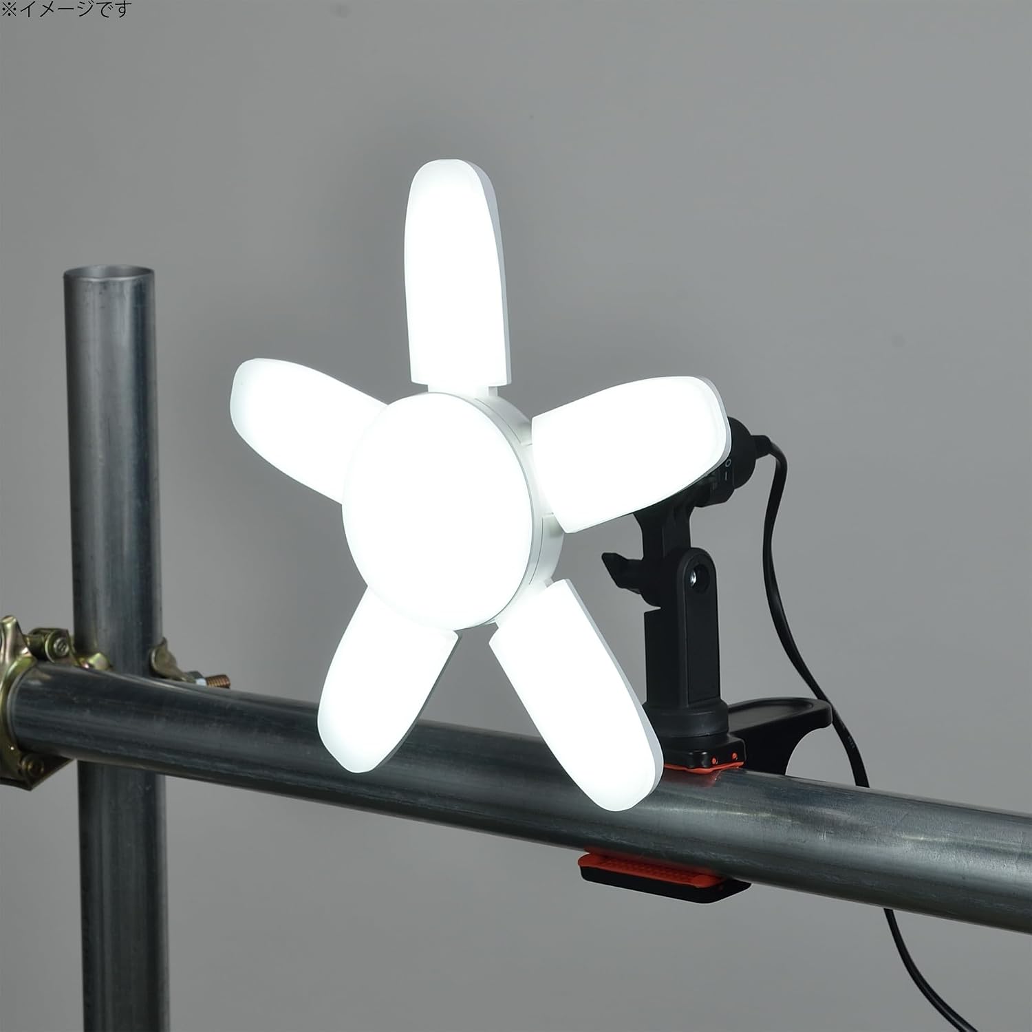 Detalle de 高儀 EARTH MAN SAKUTO 45W CLT-45SLA LEDクリップライト E26・昼光色・連結コンセント付き