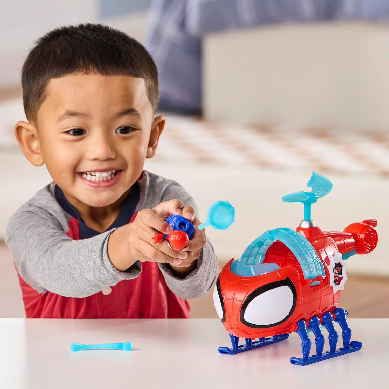 Detalle de Hasbro Marvel Spidey e i suoi fantastici amici, Spidey Team con elicottero – set action figure e veicolo giocattolo 7,6 cm