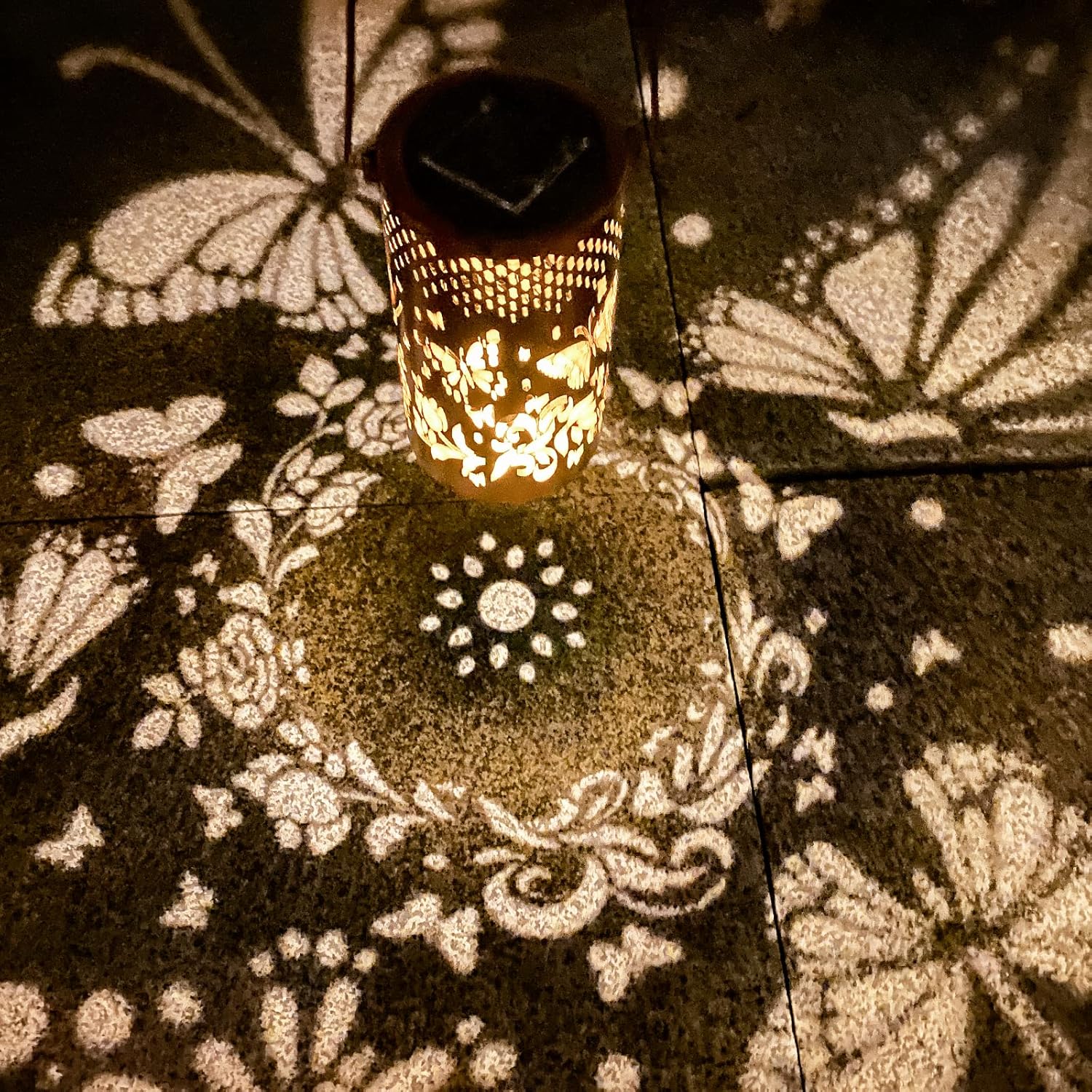 Thumbnail 1 de Solar Laternen Outdoor Hängelaternen mit Schmetterling-Motiv (wasserdicht, LED) – Deko für Garten, Terrasse & Weg