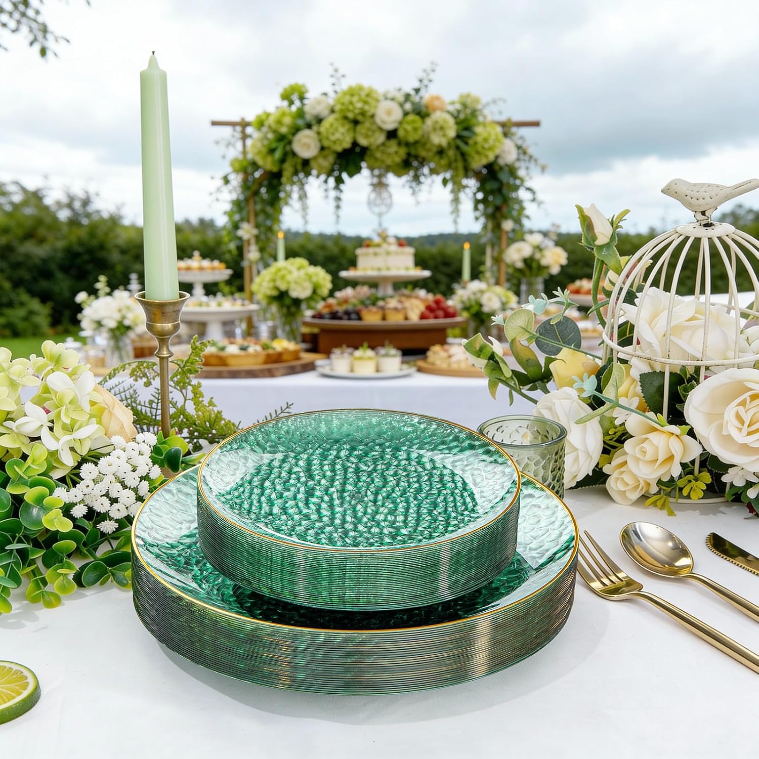 Detalle de Rubtlamp BLPGG 60-Piece Green Plastic Plates with Hammered Gold Rim
