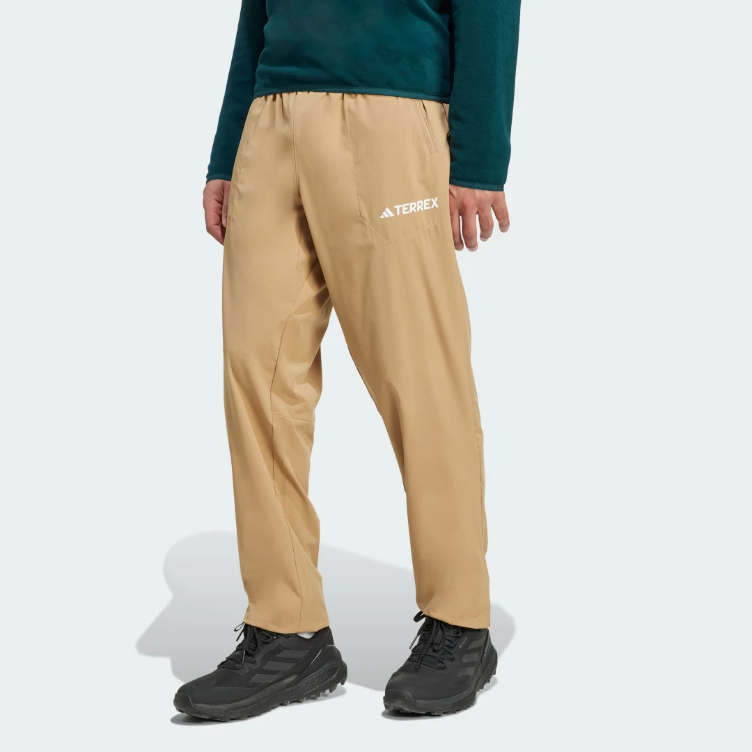 Detalle de Pantalón elástico Multi Essentials de Adidas – color Marrón