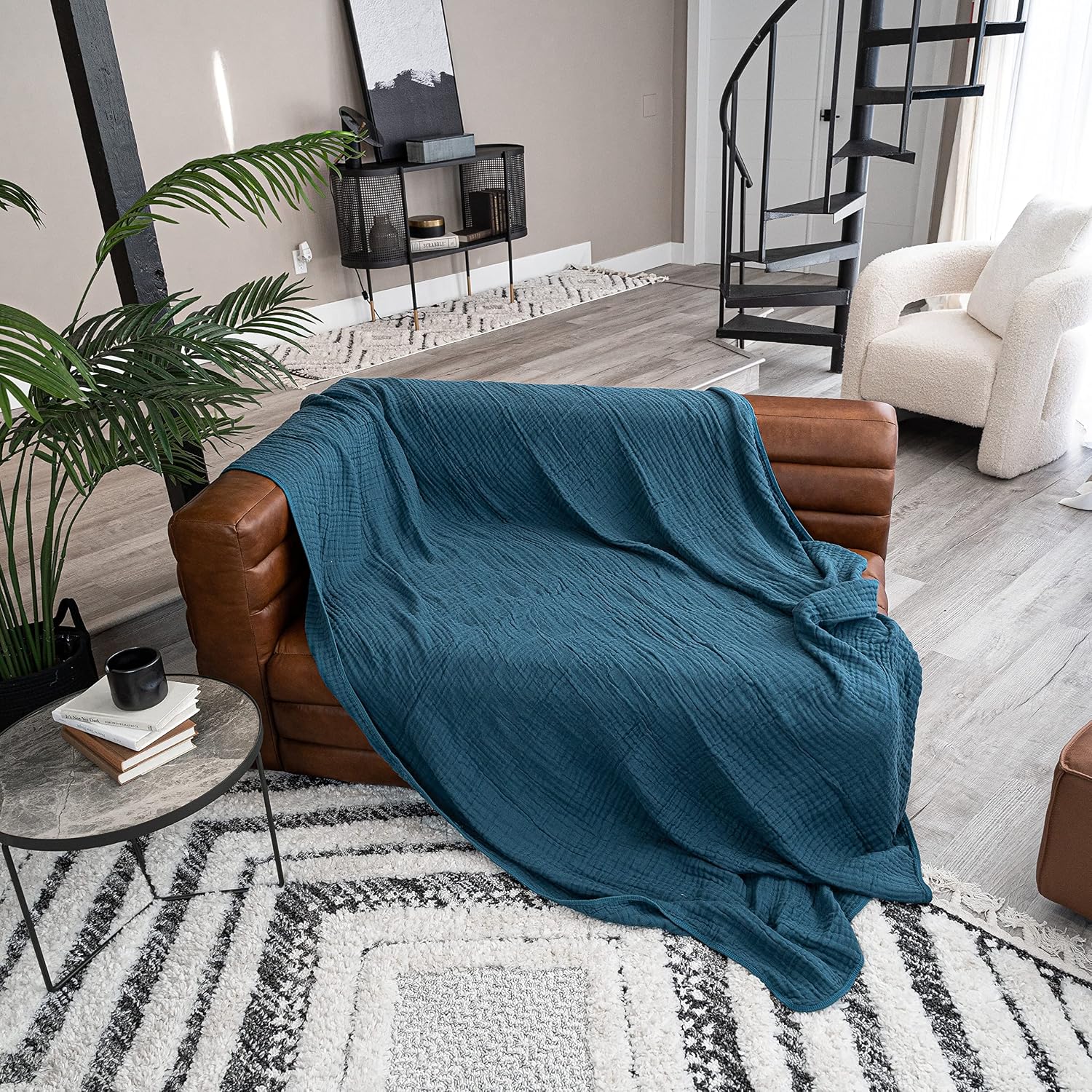 Detalle de Comfy Cubs Muslin Blanket for Adults — Twin 90" x 66", 6-Layer Soft & Lightweight