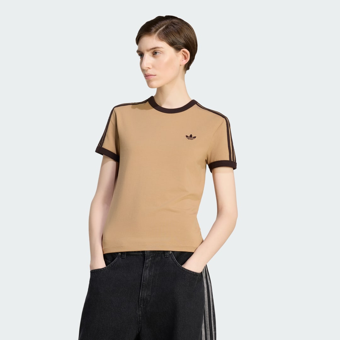 Detalle de Camiseta CALI de Adidas – color Marrón