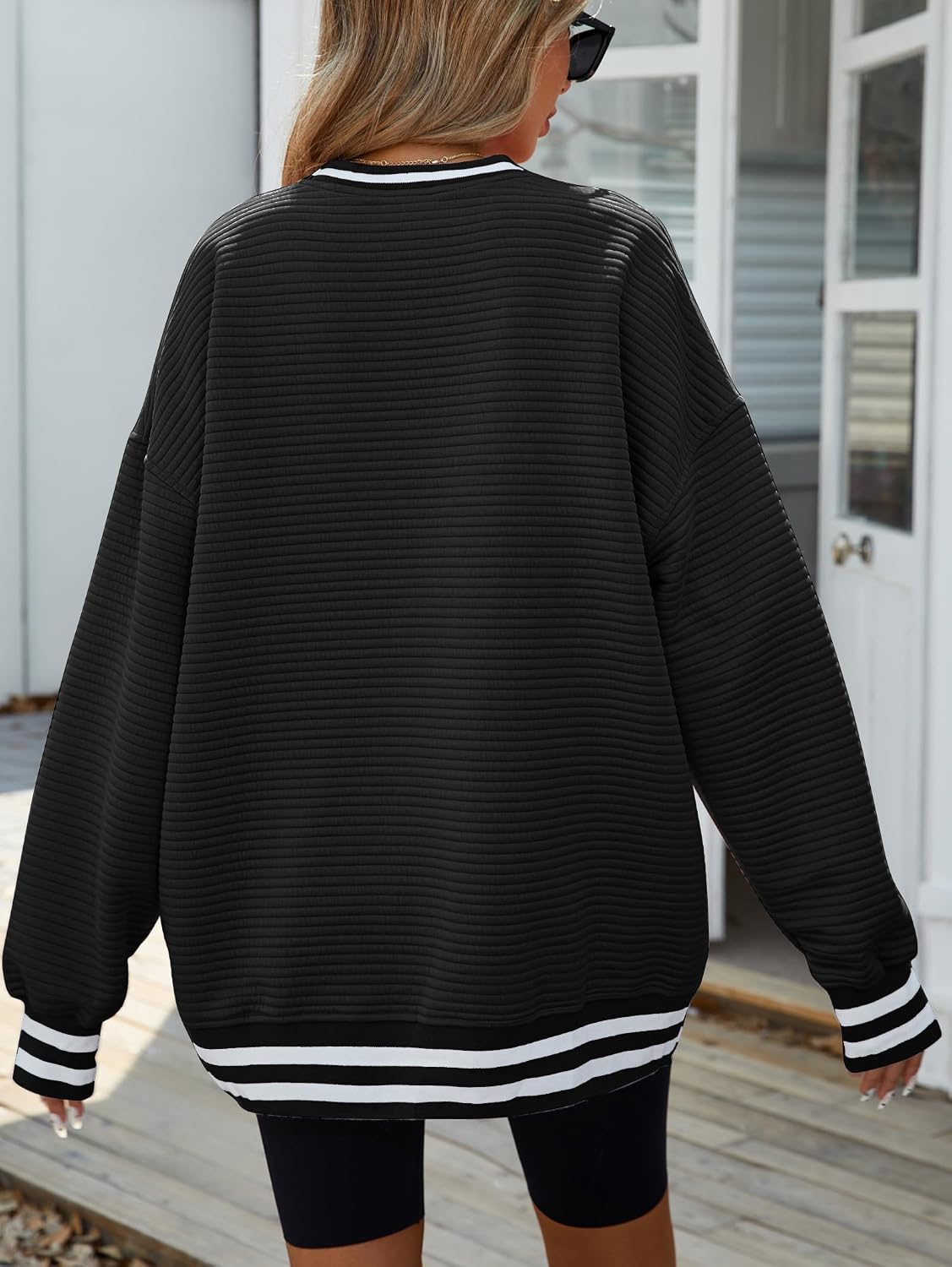 Detalle de Famulily Women's Oversized Striped Cropped Crewneck Sweatshirt – Fall / Winter
