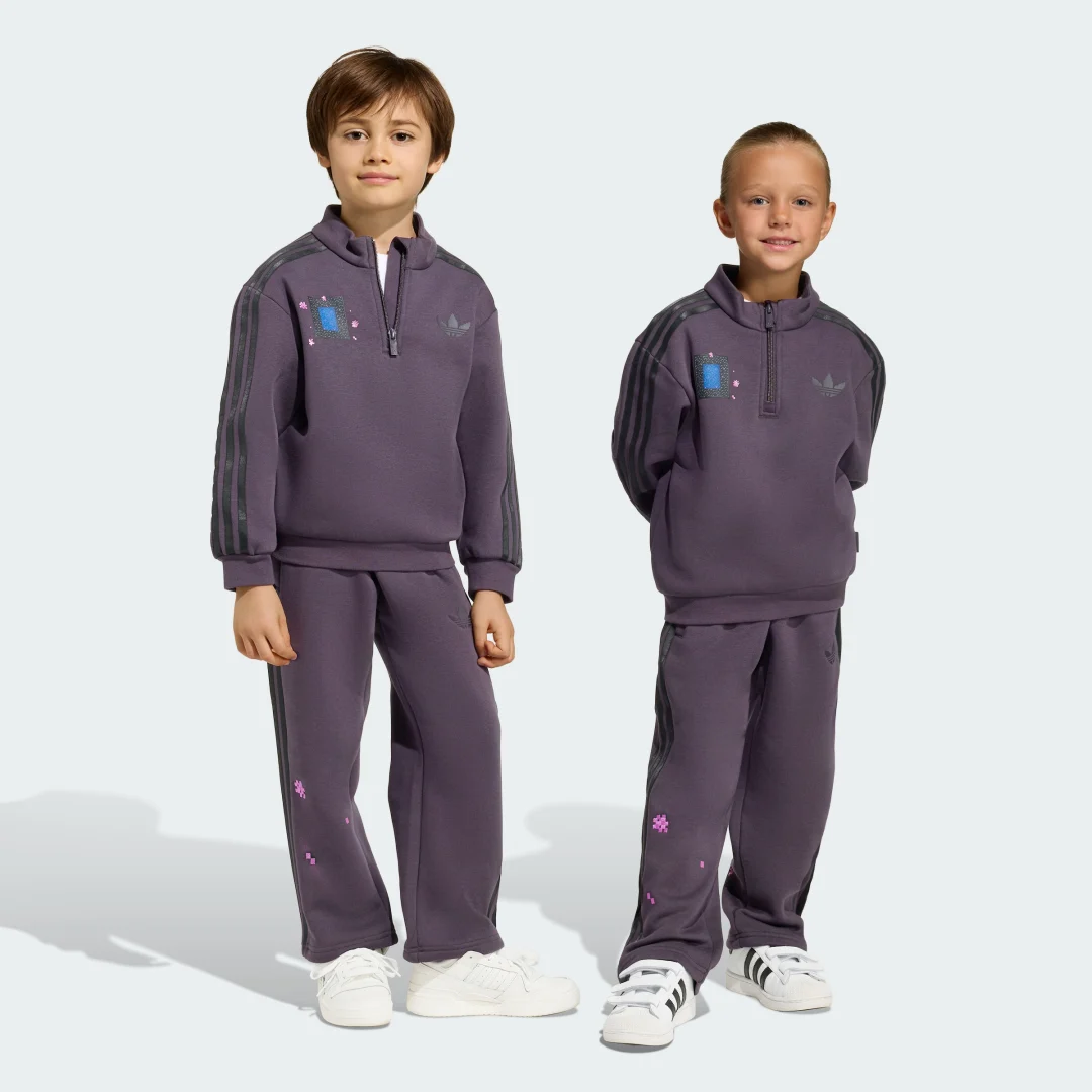 Detalle de Conjunto Adidas Minecraft: sudadera holgada y camiseta de cuello redondo en color violeta
