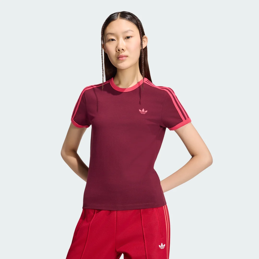 Detalle de Camiseta ajustada 3 Stripes de Adidas en Burgundy