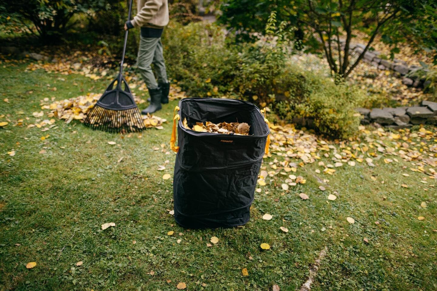 Detalle de Fiskars Ergo PopUp 1028372 trädgårdssäck, 175 liter, hopfällbar
