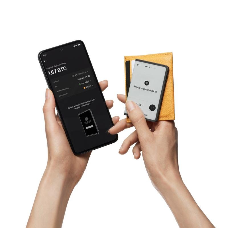 Detalle de Ledger Stax Crypto: monedero offline con Bluetooth y USB-C para cripto y NFTs