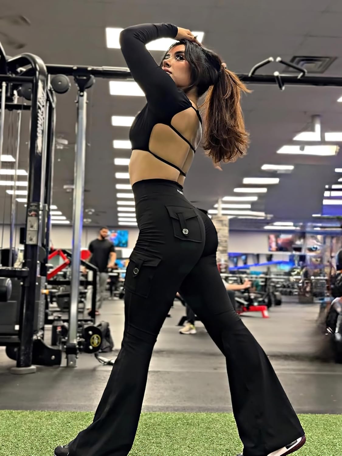 Detalle de YEOREO CoreFlex Damen Flare Leggings mit 4 Taschen, High Waist und Invisible Scrunch (seamless, blickdicht)