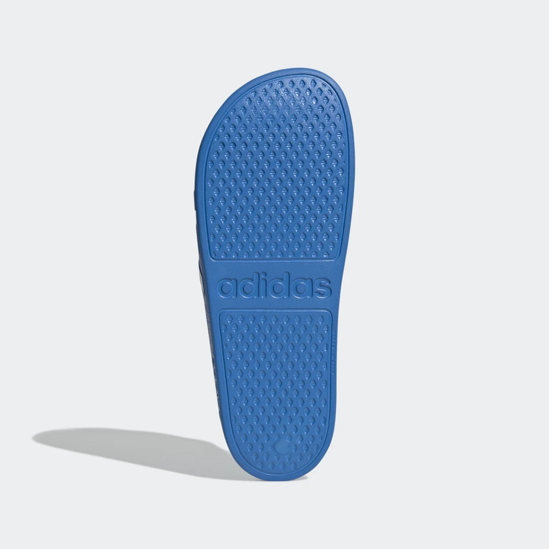 Detalle de Adidas Chancla Adilette Aqua en azul: comodidad veraniega para playa y casa