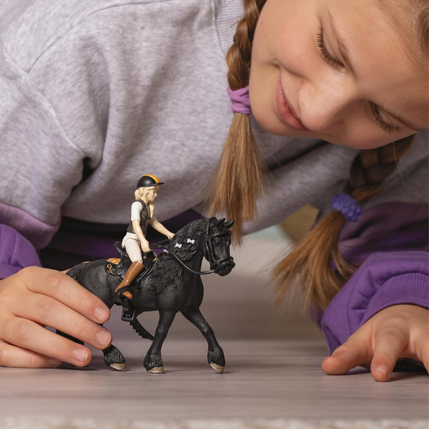 Detalle de Schleich 42640 HORSE CLUB Tori i Princess – zestaw jeździecki z ruchomą figurką