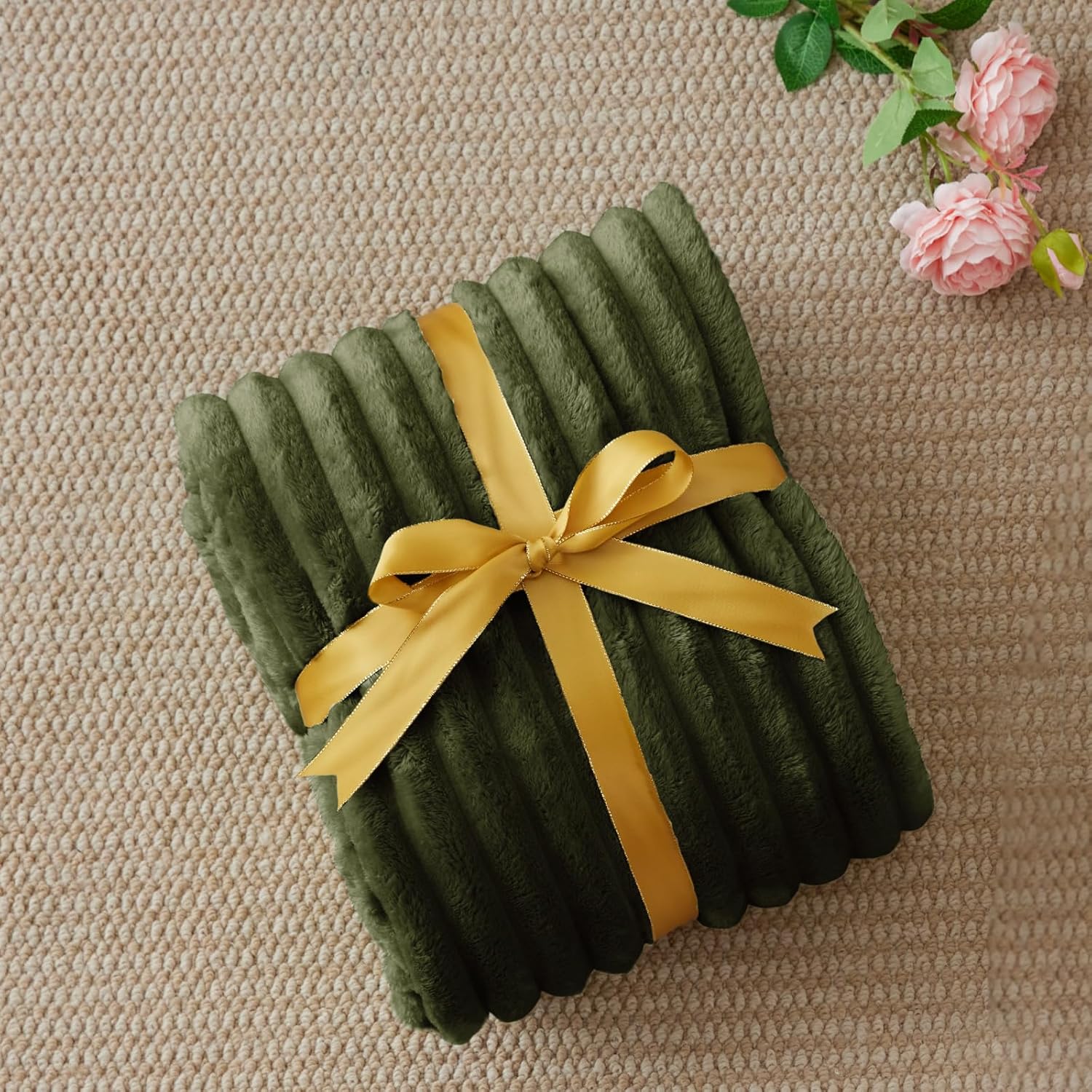 Detalle de BEDELITE Fleece Throw Blanket for Couch – 300GSM Soft & Warm Olive Green Stripe