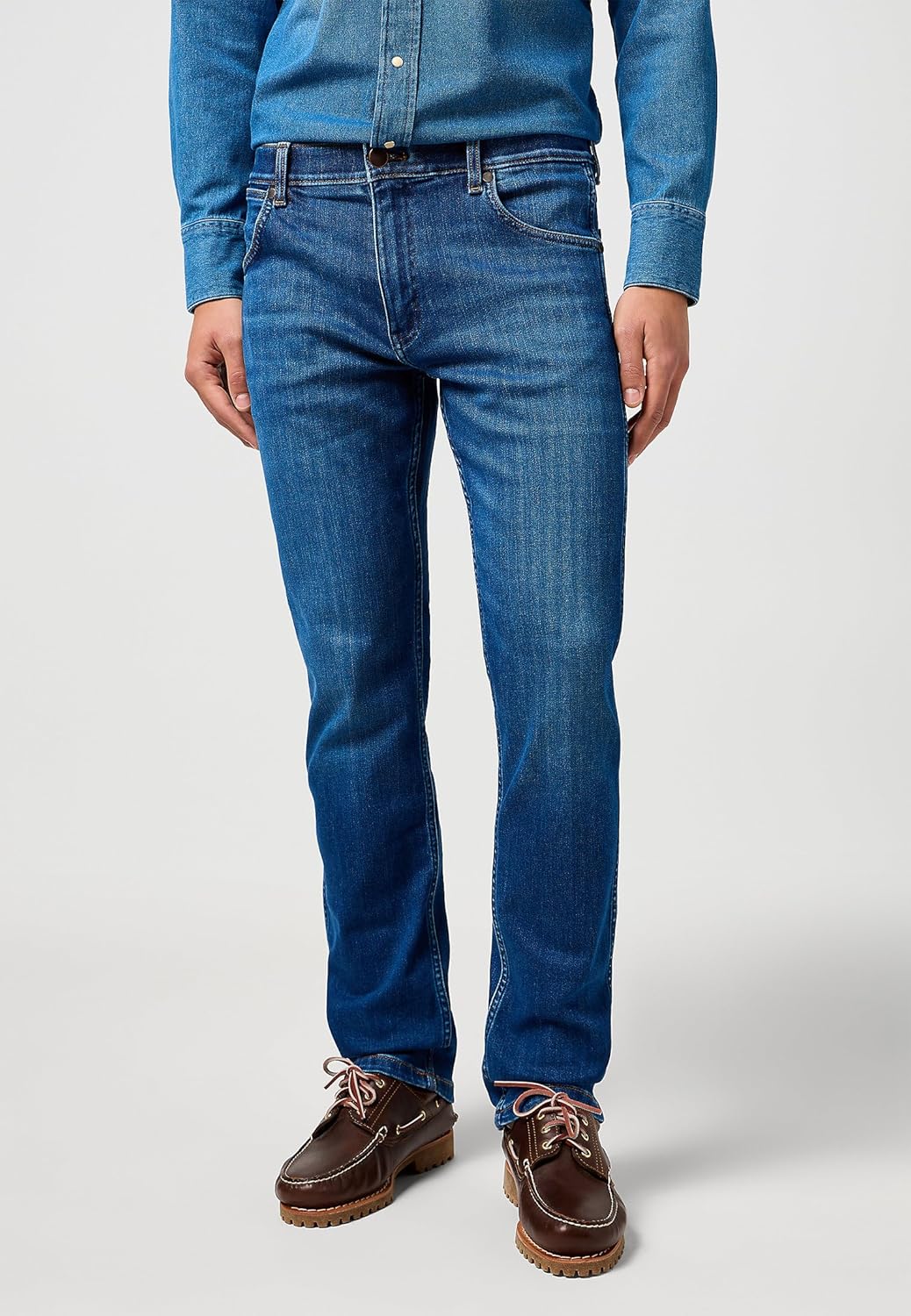 Detalle de Wrangler Greensboro Regular Fit Straight Jeans (Medium Stretch) W30–W42