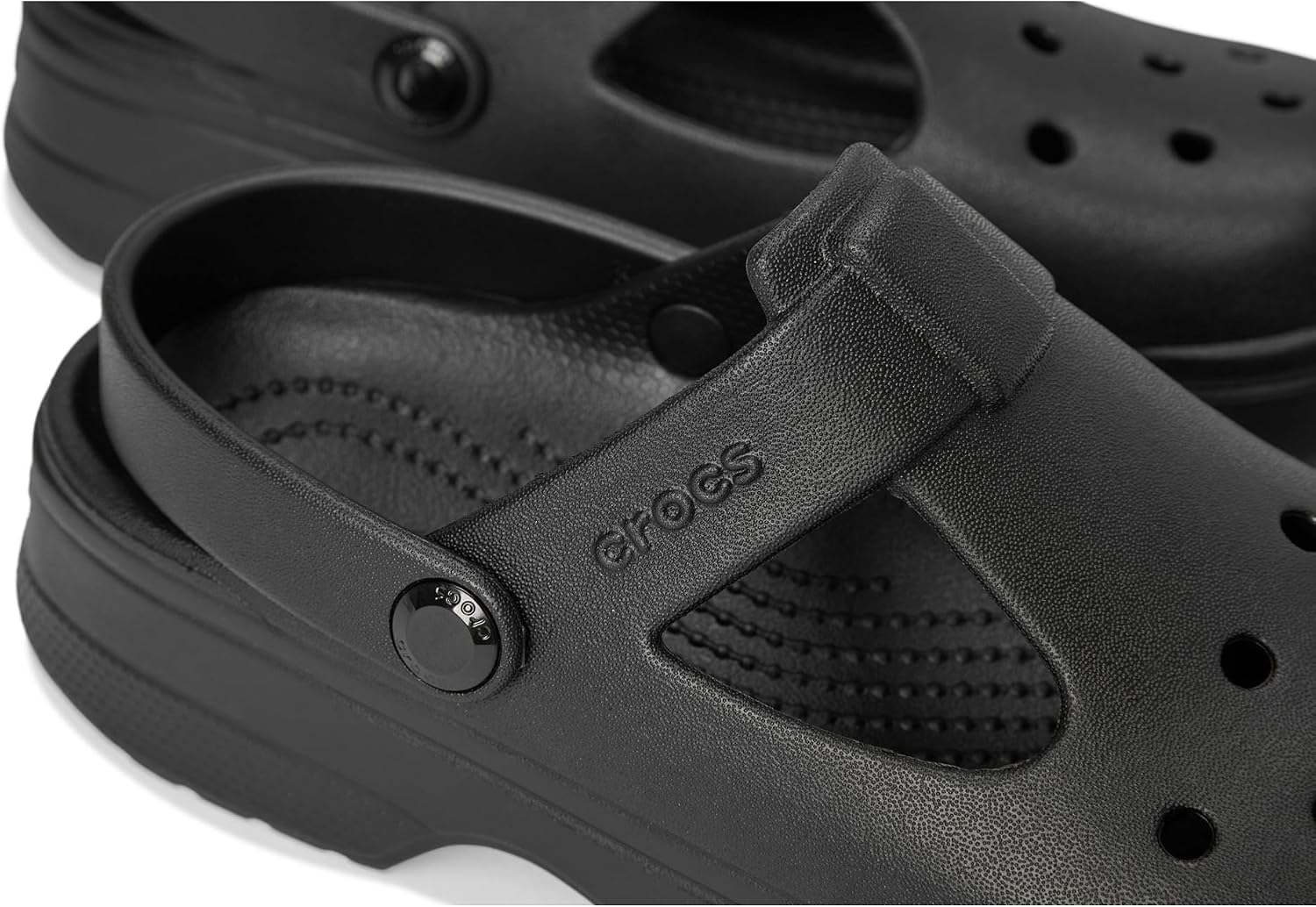 Detalle 2 de Crocs Kids Classic Mary Jane – easy-clean clogs for everyday comfort