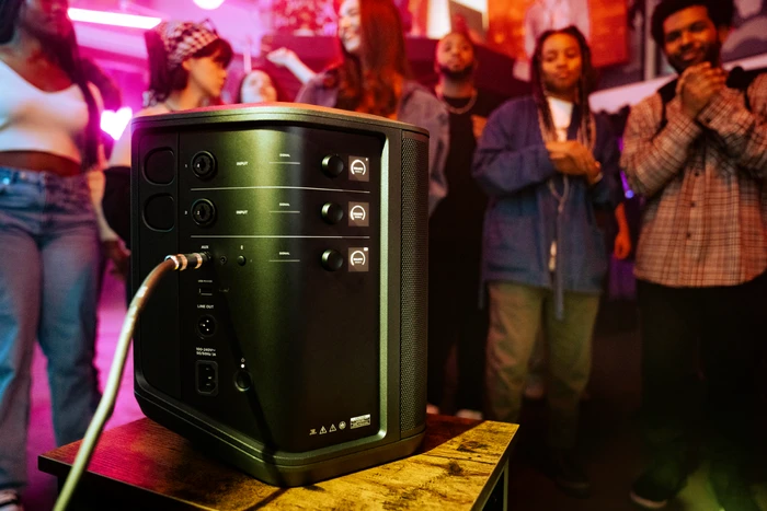 Detalle de Bose S1 Pro Plus Schwarz: mobiler PA-Lautsprecher für Musik, Mikrofon und mehr