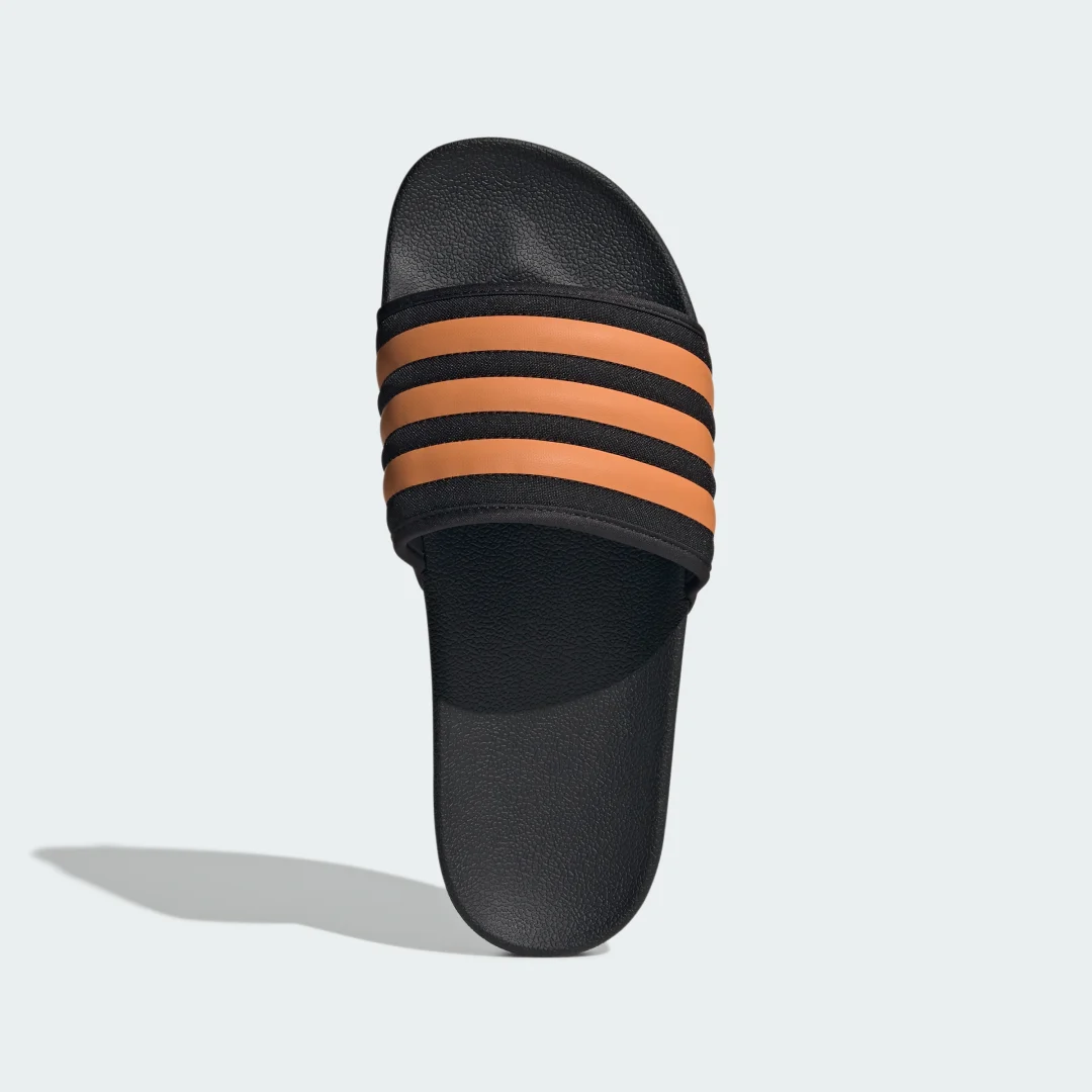 Detalle 2 de Chancla Adilette de Adidas en negro — comodidad y estilo casual