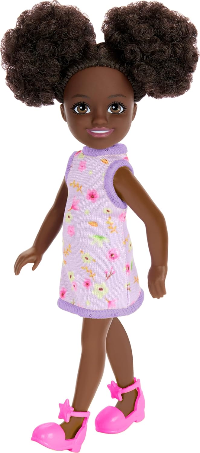 Detalle 1 de Barbie HXM96 Chelsea Friend Doll, 15.2 cm with Removable Outfit