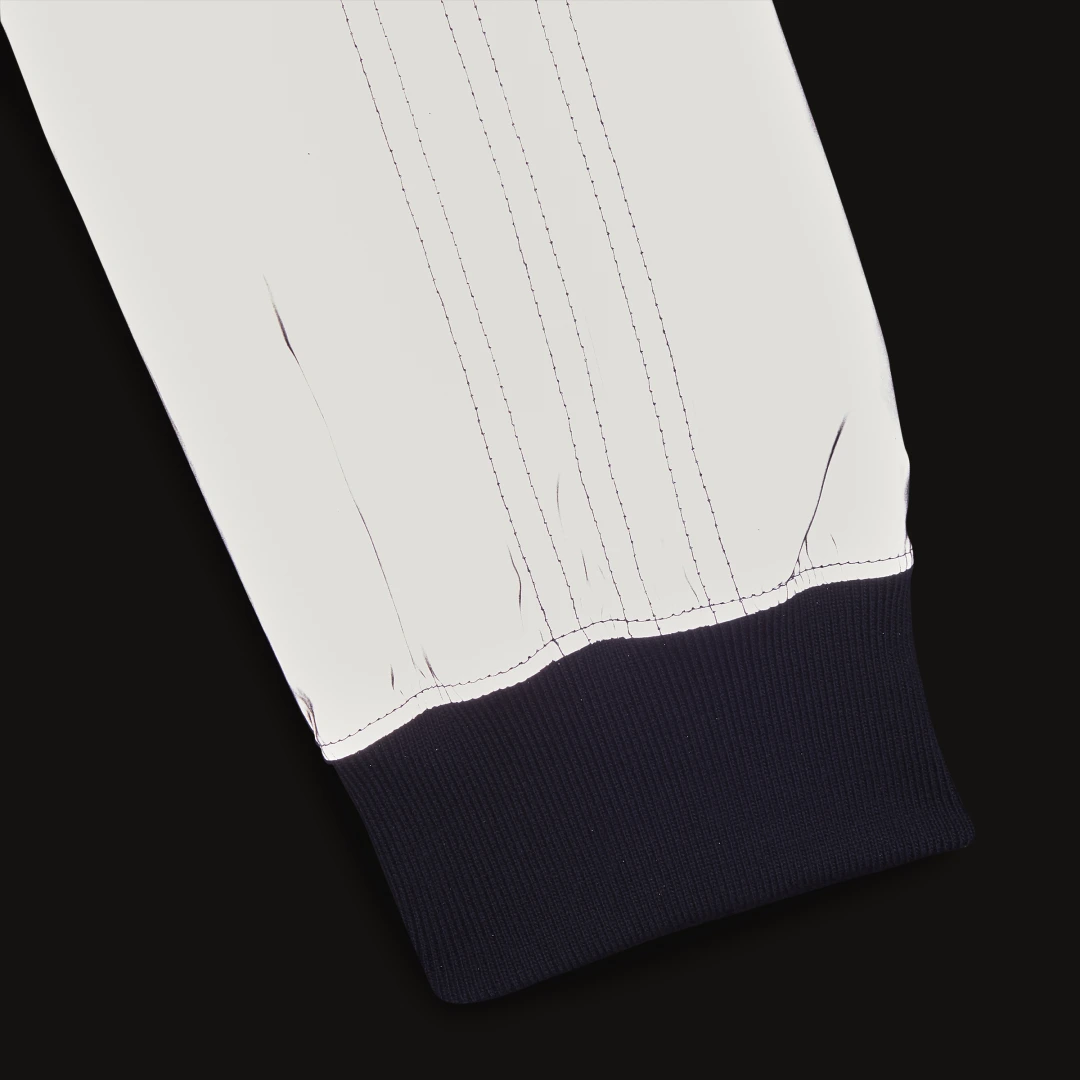 Detalle 2 de Chaqueta Coach Blondey de Adidas: conversación entre estilo plateado y comodidad funcional