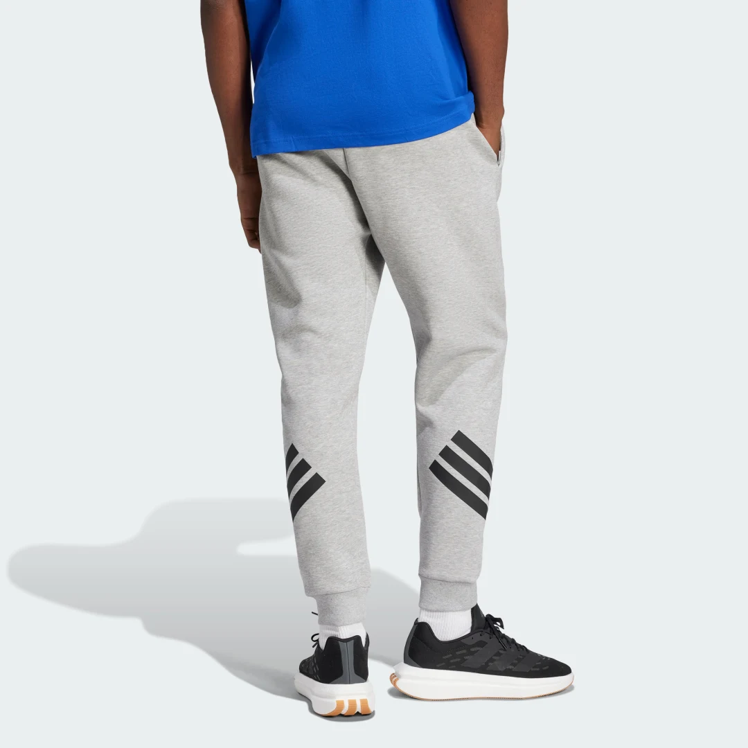 Detalle 2 de Pantalón Future Icons 3 Stripes de Adidas – Gris, estilo y comodidad para el día a día