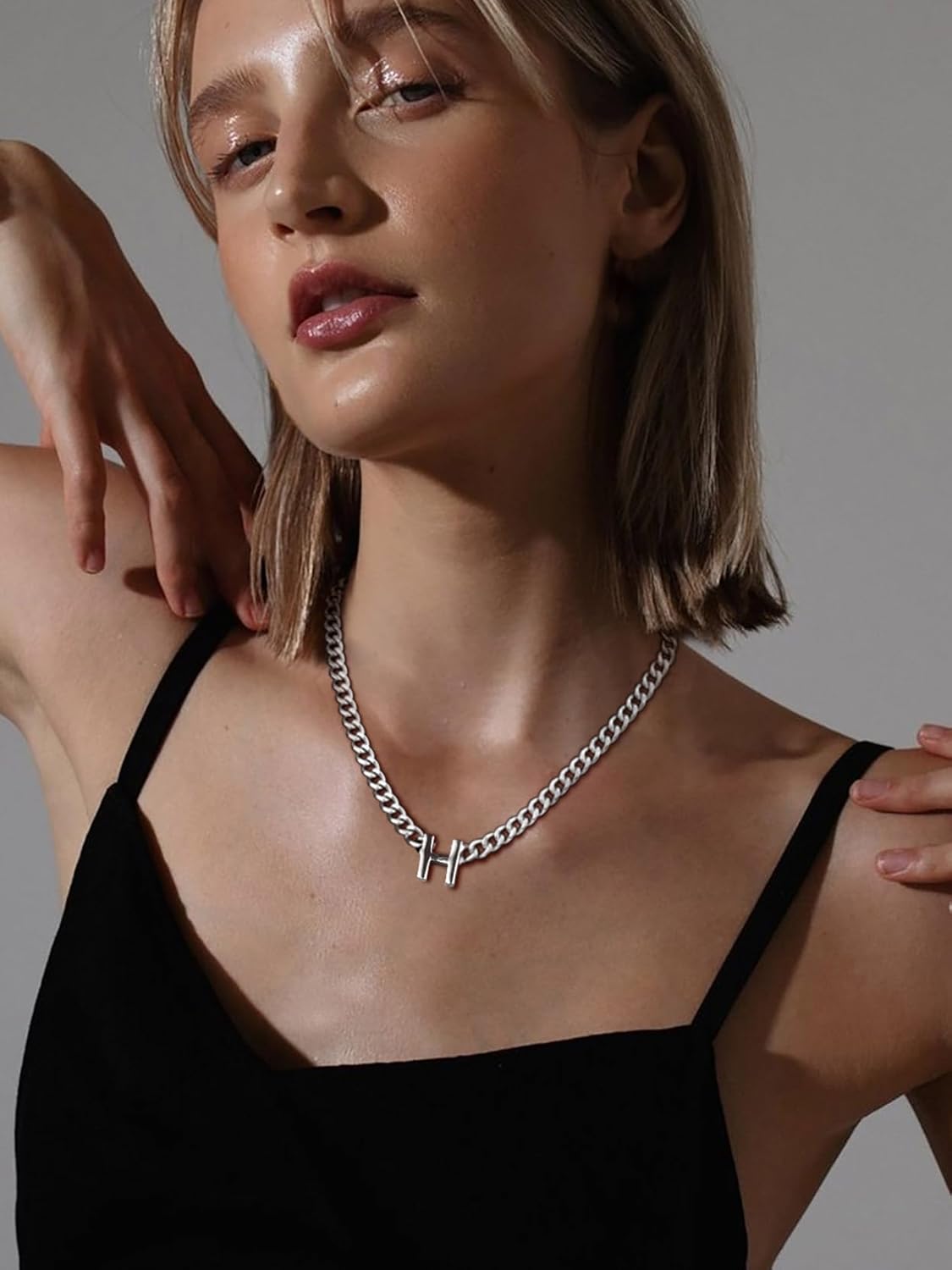 Detalle de Richsteel Initial Halskette A-Z Kuban Link – Personalisierbare Edelstahl-Kette mit Initialen