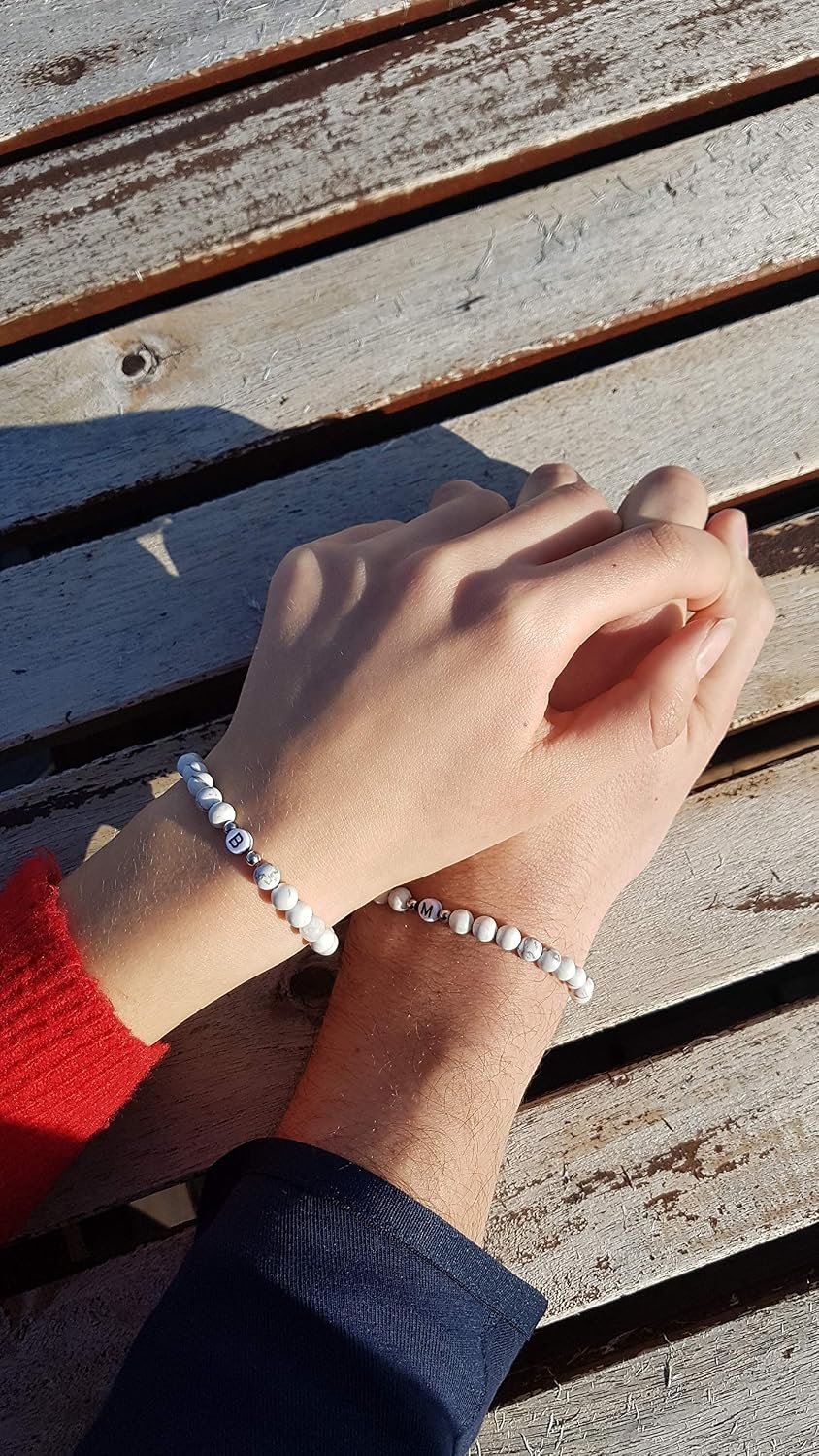 Detalle 2 de BERGERLIN Buchstaben Armband Weiss – Naturstein Magnesit mit Echtheitszertifikat