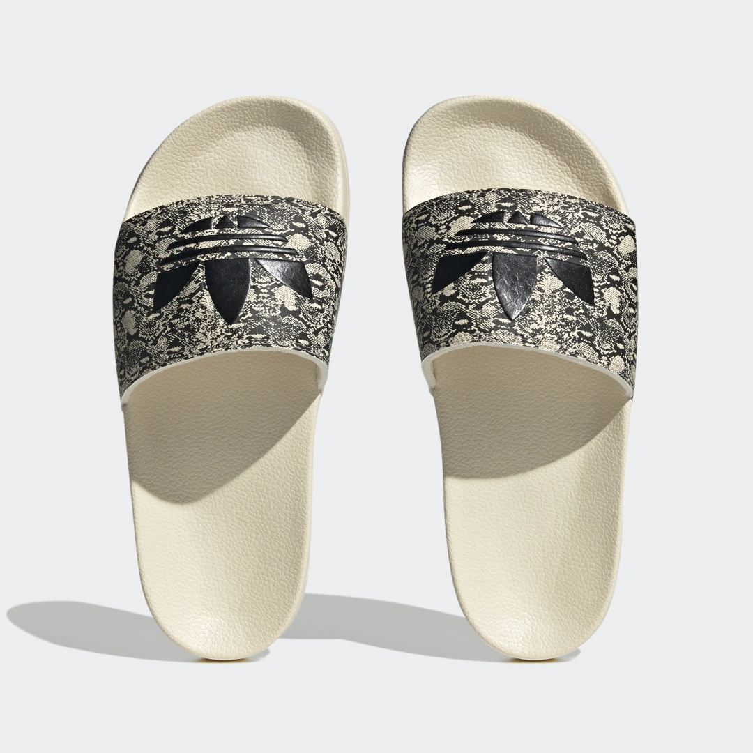 Detalle 2 de Adilette Lite Slides de Adidas — comodidad sencilla en blanco